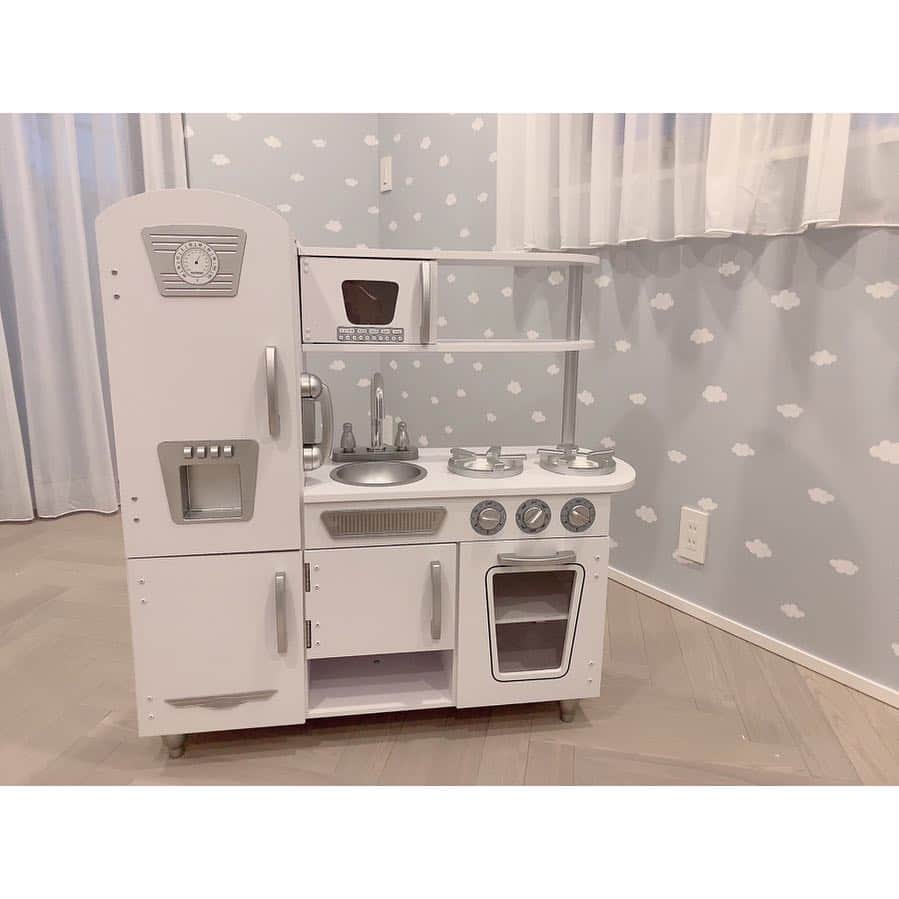 川崎希さんのインスタグラム写真 - (川崎希Instagram)「おちびーぬのキッチン完成👨‍🍳🌟🌟🌟 #kidsroom #キッチン」3月20日 19時47分 - kawasakinozomi