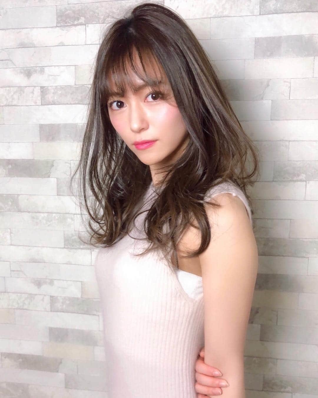 山下愛実（まなみるく）のインスタグラム：「😊💚 #撮影#手の角度変に見える#後ろから回してるだけ #model#instagood#instahair#followme」