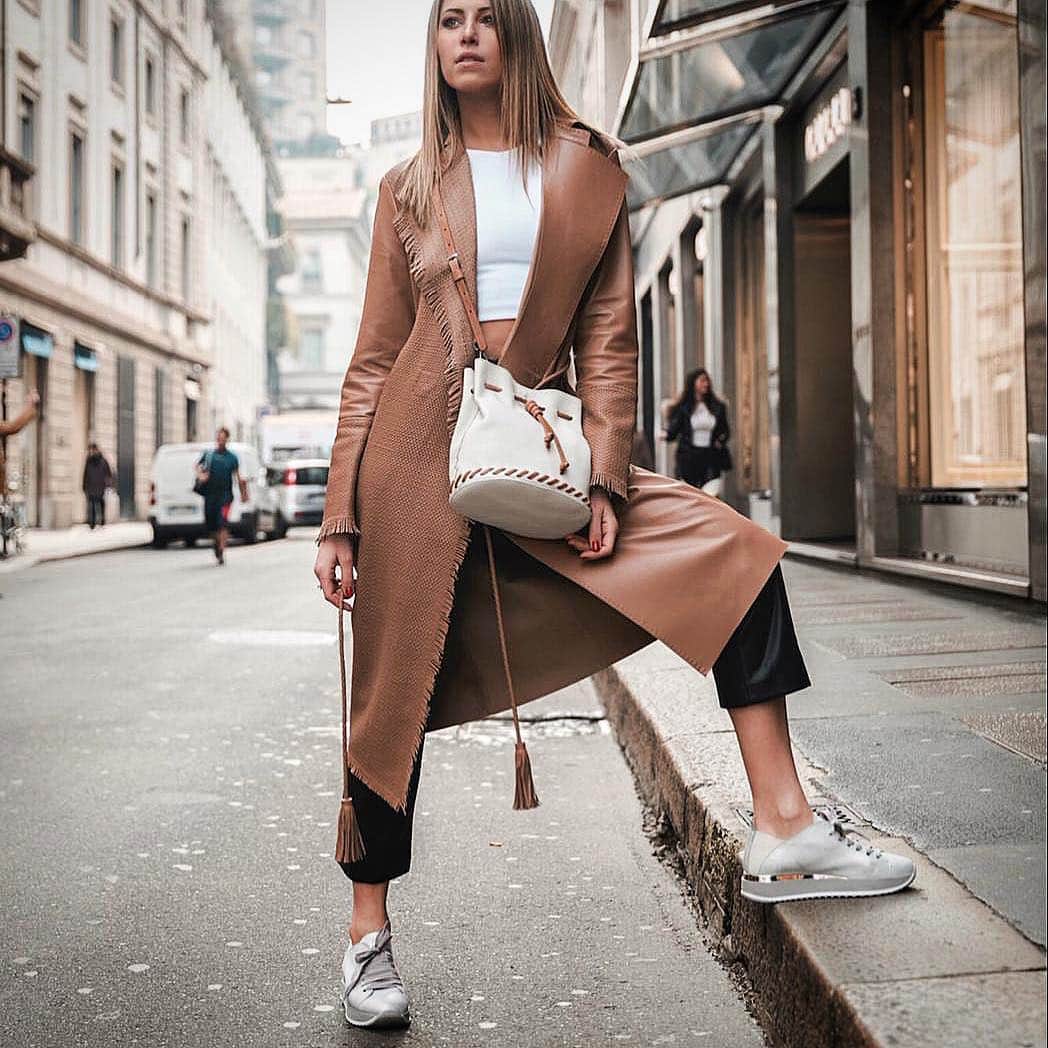 エンリーベグリンのインスタグラム：「In order to be irreplaceable one must always be different  #henrybeguelin#total#look#leather#trench#vegetabletannedleather#cuoio#color#bag#valencia#ricamo#sneakers#metal#sport#gesso#」