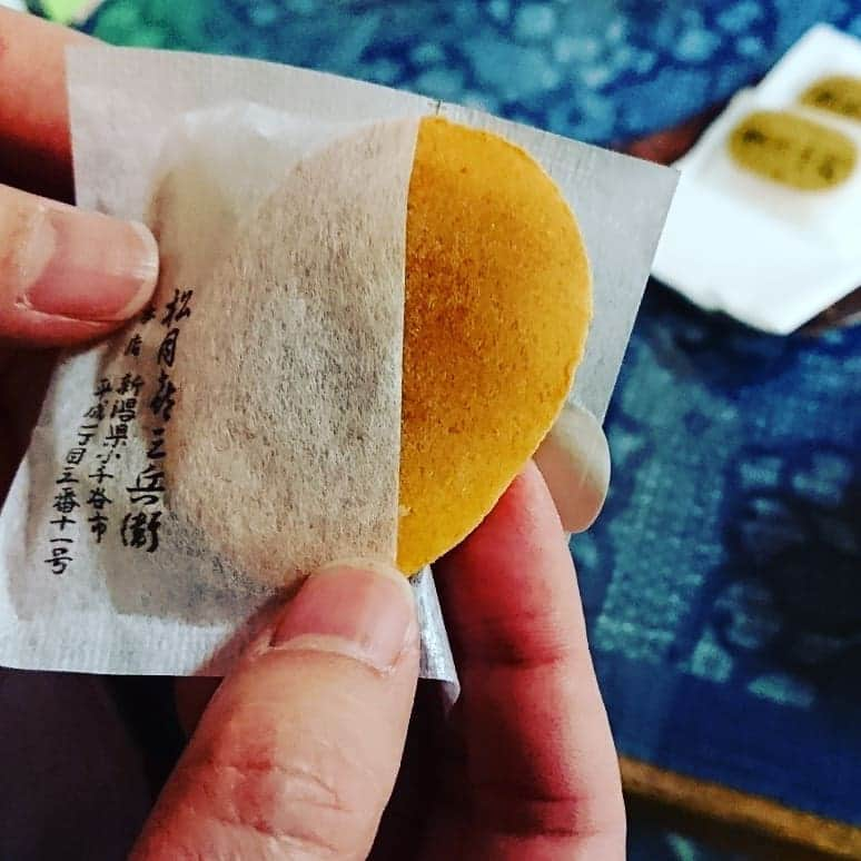 伊勢みずほさんのインスタグラム写真 - (伊勢みずほInstagram)「なんだ？！この食感はじめて😍💘 100年以上前から同じ製法で作られた小千谷の『黄身小判』。焼く前に３ヶ月かけて乾燥させるというから驚きです❗ 濃いお茶によく合う上品な甘さの和菓子✨  #小千谷市 #松月堂 #130年の伝統 #黄身小判 #小千谷市民のソウル菓子 #小千谷散歩 #cooljapan #niigataprefecture #ojiyacity #伊勢みずほ」3月20日 19時52分 - isemizuhoo