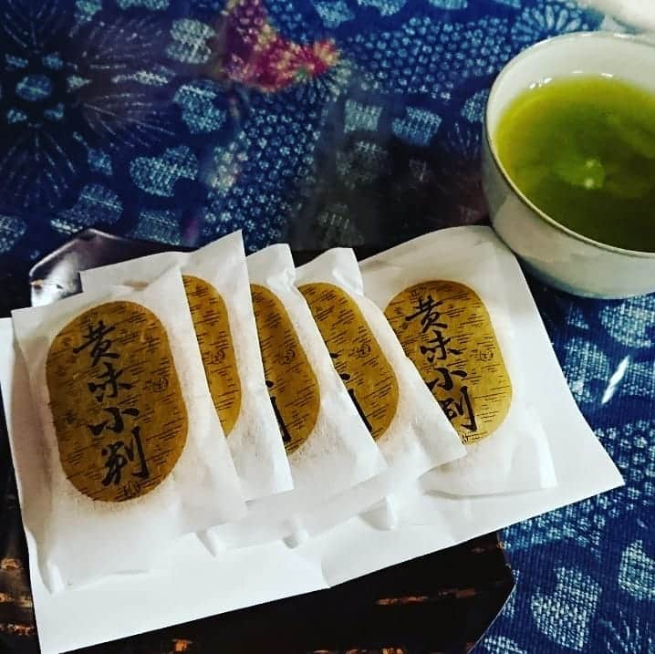 伊勢みずほさんのインスタグラム写真 - (伊勢みずほInstagram)「なんだ？！この食感はじめて😍💘 100年以上前から同じ製法で作られた小千谷の『黄身小判』。焼く前に３ヶ月かけて乾燥させるというから驚きです❗ 濃いお茶によく合う上品な甘さの和菓子✨  #小千谷市 #松月堂 #130年の伝統 #黄身小判 #小千谷市民のソウル菓子 #小千谷散歩 #cooljapan #niigataprefecture #ojiyacity #伊勢みずほ」3月20日 19時52分 - isemizuhoo