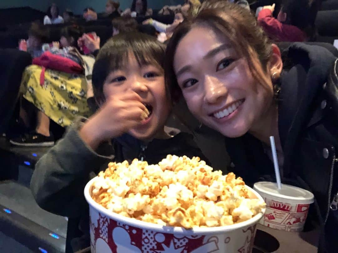 佐藤飛鳥さんのインスタグラム写真 - (佐藤飛鳥Instagram)「春休みのスタートは、はじめての映画デート❤️ #初映画#しまじろう#映画デビュー#ちょうど良かった#意外と物足りなそうだったから次は普通に観れそうだ#ディズニーとか観たい#トイストーリー4やるんだって#わたしも久々の映画館」3月20日 19時55分 - s_asuka1278