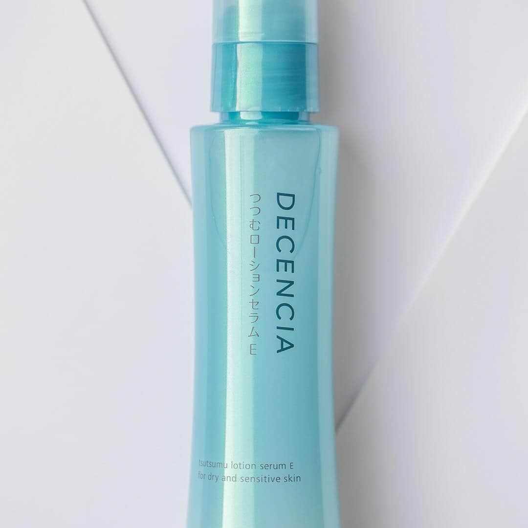 DECENCIA(ディセンシア)さんのインスタグラム写真 - (DECENCIA(ディセンシア)Instagram)「「つつむ ローションセラム E」は、ナノカプセル化したセラミドと、5種の複合アミノ酸を高配合した、とにかく「潤うチカラ」にこだわった化粧液です。 ・ ちなみに、「日本人の化粧水好き」は世界的にも有名で、その使用率は9割を超えるとも言われています。 ・ 河川や海に面した島国である日本は、湧き出る軟水の豊富さはもちろん、温泉、お風呂の文化も独自の進化を辿っていますし、神社の手水舎はまさに「清浄である」ことの象徴。 ・ 日本人の原風景に存在する「水」の物語は、端に乾きを満たすものを超えて、生活の豊かさや、清浄さも孕むものだと思います。 ・ 春の高敏感期の肌に、まず最初に触れるのは他でもない「化粧水」 ・ であるならば、清浄な潤いを届けたいですよね。 ・ 「つつむ ローションセラムE」は、そんな敏感な肌にふわっと優しく寄り添いながらも、その薄さ、わずか0.02ミリの角層を補強し、肌そのものを健やかに育みます。 ・ 極めて低刺激な安心感設計ながら、むっちりと細胞ひとつひとつが潤う力を取り戻す感覚をぜひ味わってみてください。 //////// Photo : @namiko_kitaura_photography (1枚目) #tsutsumulotionserumE #tsutsumu #lotion #つつむローションセラムE #つつむ #ローション #セラミド #複合アミノ酸 #化粧液 #化粧水 #低刺激 #水 #潤い #保湿 #moisture #moisturizing #角層 #inspiration #インスピレーション #敏感肌はどこまでも美しくなれる #DECENCIA #ディセンシア #敏感肌 #化粧品 #研究  #スキンケア #敏感肌スキンケア #敏感肌化粧品 #敏感肌コスメ#花粉皮膚炎」3月20日 19時59分 - decencia_official