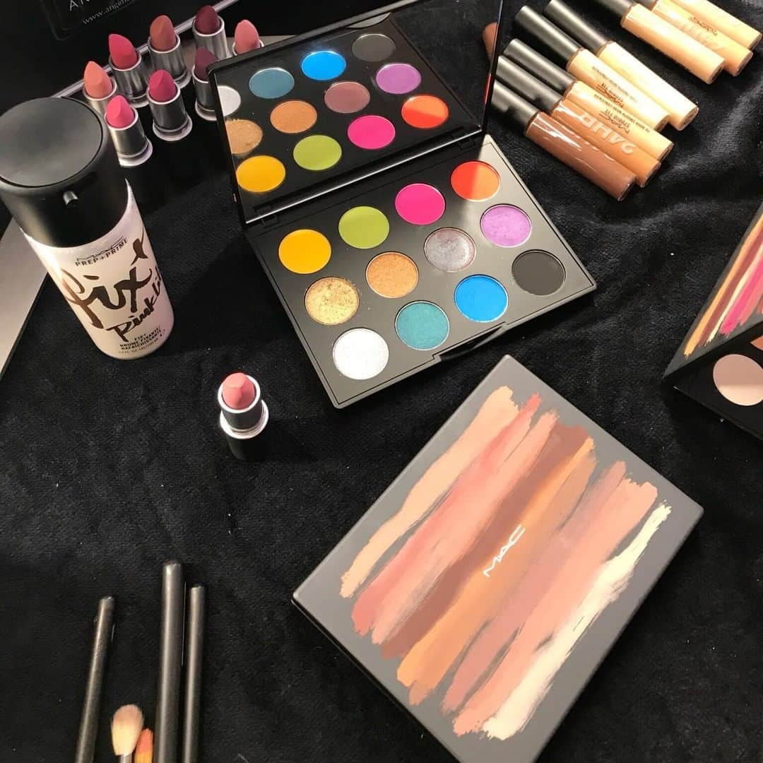 M•A•C Cosmetics Franceさんのインスタグラム写真 - (M•A•C Cosmetics FranceInstagram)「M·A·C - ART LIBRARY 🎨 Spotted ! Les palettes "Art Library" ont été vues lors de la Fashion Week en backstages notamment la palette "It's Designer" et "Nude Model" ! L'astuce de nos makeup artists ? Ajoutez la brume Fix + sur votre pinceau avant d'appliquer l'ombre à paupières sur vos yeux. Cette technique permet d'intensifier les ombres à paupières 😉 Connaissiez-vous cette astuce ? N'hésitez pas à nous partager les vôtres ! 👄  #maccosmetics #maccosmeticsfrance #macartlibrary #eyemakeup #macitsdesigner」3月20日 19時59分 - maccosmeticsfrance