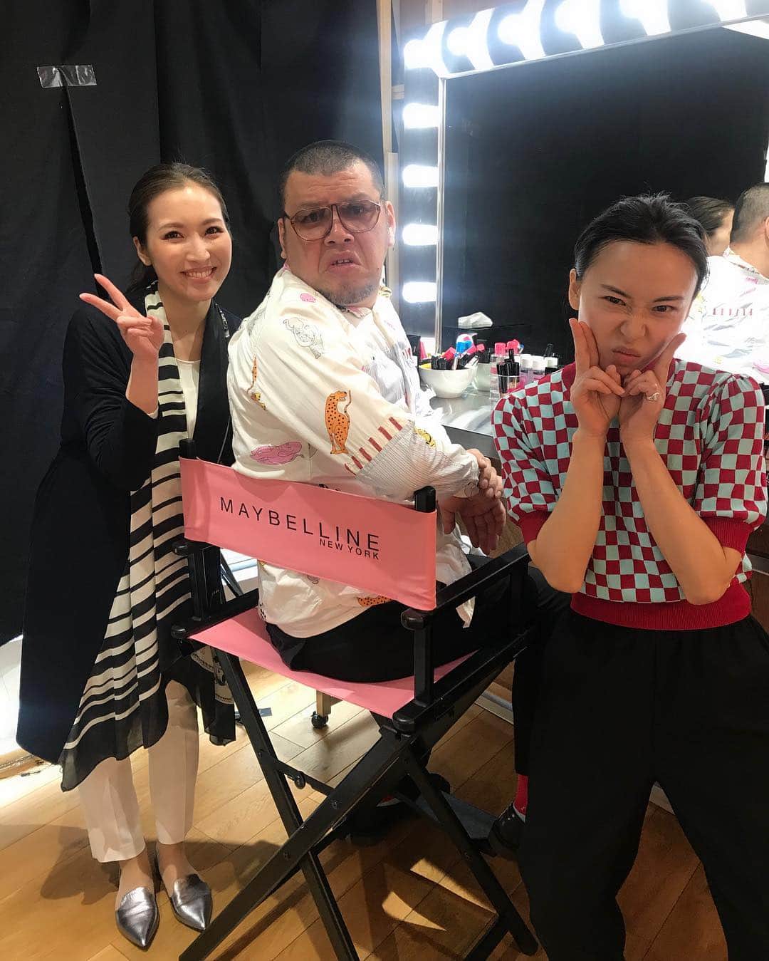 のインスタグラム：「@nikuguso_taro 野性爆弾クッキーさんにお悩み相談をさせてもらいました🙋‍♀️❤️ 最後地元の話ししてくれて嬉しかったです！ ありがとうございました！！ MCさんとクッキーさんと☀️ @maybelline  #maybelline #fitme #メイベリン #フィットミー #me #gosaki #野性爆弾 #野性爆弾くっきー」