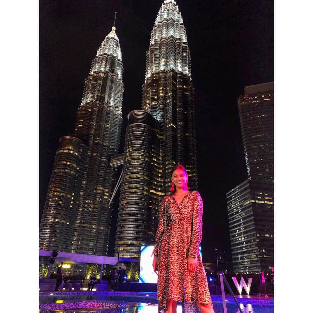 遊海 Yuumiさんのインスタグラム写真 - (遊海 YuumiInstagram)「Best view of KL Twin tower ❤️ マレーシアKLツインタワー❤️ Im not a night person but when im back in malaysia saya selalu jalan jalan ❤️ @tourismmalaysiasentral  Dress by @allsaintsjapan  #malaysiatrulyasia #tourismmalaysia #petronastwintower #klcc #bestview #kualalumpur #malaysia #yuumitravel #nightout #neonnight #klnight #allsaintjapan #allsaint」3月20日 20時12分 - yuumi_kato