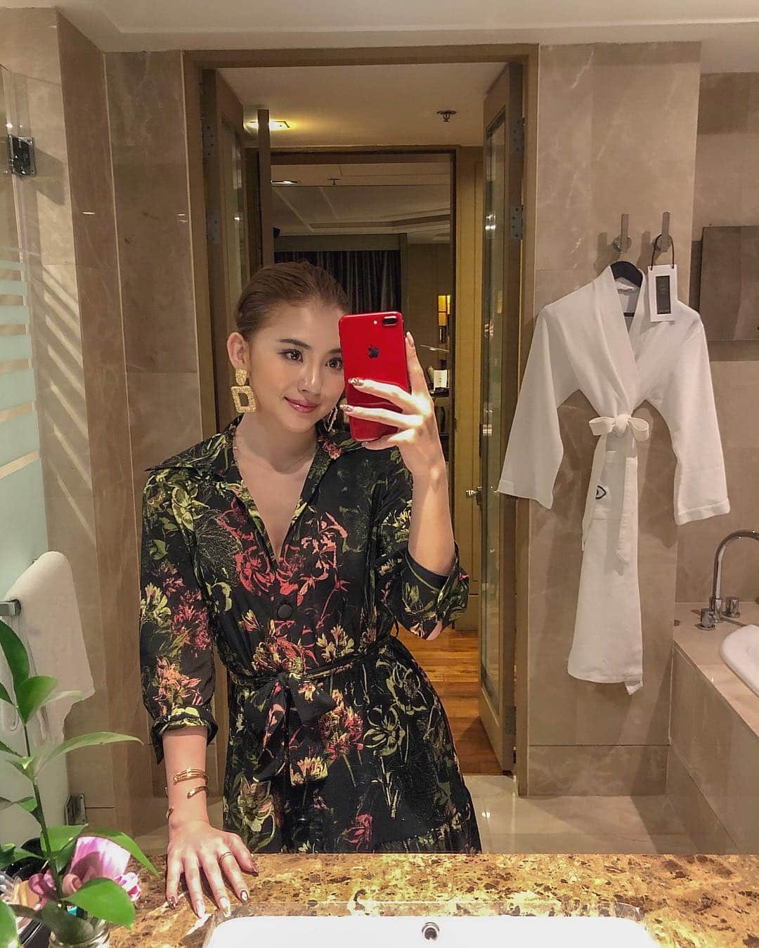 のインスタグラム：「タイ・バンコク最高でした💛🇹🇭 ちょー弾丸の滞在でしたが、今回の旅はLCCのAirAsia✈️ @airasia_jpn でリーズナブルに現地まで行けるので、 その分 旅先でちょっとリッチに過ごしました🥂😻💘 ホテルは @sofitelbangkoksukhumvit ✨ 思い出のストーリーはハイライトにも 残してあるので見てね😘💕 #PR #AirAsia 【 @airasia_jpn 】 ・ #instatravel #travel  #旅 #旅行 #名古屋 #女子旅 #タイ #バンコク #bangkok  #thailand #japanesegirl #me #cjd_karen #cyberjapan #fashion #ootd #outfit #summer #夜景 #bar #絶景 #landscape #wine #happy #selfie #bedroom #hotelt #ルーフトップバー」