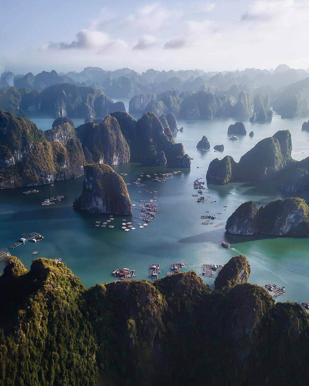 Discover Earthさんのインスタグラム写真 - (Discover EarthInstagram)「Ha Long Bay is a UNESCO World Heritage Site in northern Vietnam near the Chinese border and is known for its emerald waters bay and its 1,600 limestone islands and islets ! ⛰🇻🇳 Is Ha Long Bay on your bucket list ? Who would you go with ? — 📍#DiscoverVietnam — 📸 Photos by @ali_olfat ​」3月20日 20時09分 - discoverearth