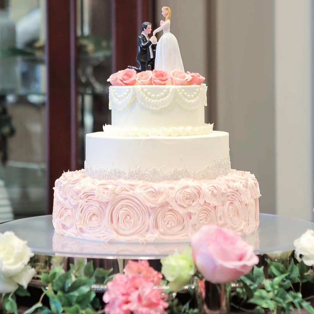 アニヴェルセル 白壁 公式さんのインスタグラム写真 - (アニヴェルセル 白壁 公式Instagram)「. 淡いピンクの オリジナルケーキ✨ . バラのように絞っているクリームや ケーキトッパーが可愛い💕 . ケーキはおふたりらしさを出せる 特別なアイテム！ ぜひオリジナルケーキを パティシエと一緒に考えませんか？😊 . . . #オリジナルケーキ #cake #ウェディングケーキ #weddingcake #ケーキトッパー #pink #名古屋プレ花嫁 ‪#アニヴェルセル #アニヴェルセル白壁‬ ‪#anniversaire #bride #love‬ ‪#アニスタグラム #ブライダルフェア‬ ‪#プレ花嫁 #アニ嫁‬ ‪#日本中のアニ嫁さんと繋がりたい‬ ‪#日本中のプレ花嫁さんと繋がりたい‬ ‪#followme‬」3月20日 20時10分 - anniversaire_shirakabe