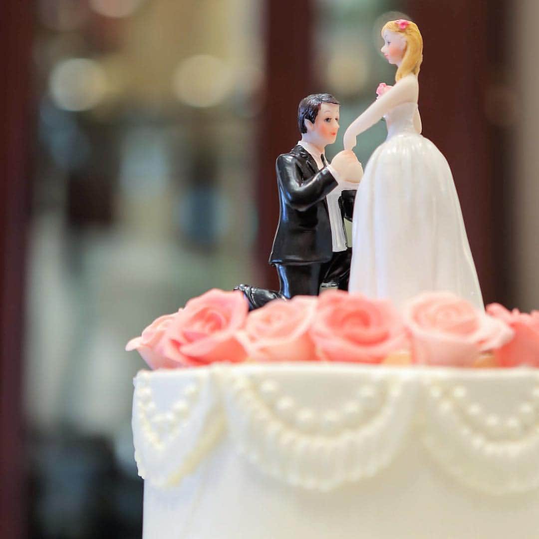 アニヴェルセル 白壁 公式さんのインスタグラム写真 - (アニヴェルセル 白壁 公式Instagram)「. 淡いピンクの オリジナルケーキ✨ . バラのように絞っているクリームや ケーキトッパーが可愛い💕 . ケーキはおふたりらしさを出せる 特別なアイテム！ ぜひオリジナルケーキを パティシエと一緒に考えませんか？😊 . . . #オリジナルケーキ #cake #ウェディングケーキ #weddingcake #ケーキトッパー #pink #名古屋プレ花嫁 ‪#アニヴェルセル #アニヴェルセル白壁‬ ‪#anniversaire #bride #love‬ ‪#アニスタグラム #ブライダルフェア‬ ‪#プレ花嫁 #アニ嫁‬ ‪#日本中のアニ嫁さんと繋がりたい‬ ‪#日本中のプレ花嫁さんと繋がりたい‬ ‪#followme‬」3月20日 20時10分 - anniversaire_shirakabe