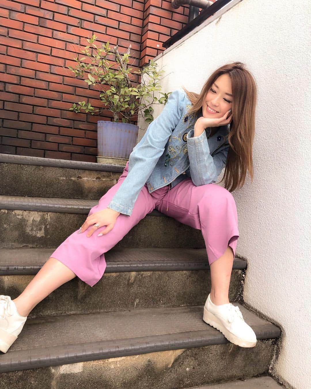 神田藍香さんのインスタグラム写真 - (神田藍香Instagram)「﻿ 最近パンツコーデが多いな🌸﻿ ﻿ ﻿ ﻿ #fashion#fashionista#style#happy #ootd#outfit#spring#springcode #code#coodinate#model#shooting #pink#denimjacket#denim#l4l #tagsforlike#likeforlikes#ファッション #コーデ#春コーデ#パンツスタイル #デニムジャケット#デニム#撮影 #モデル#ハッピー#春服」3月20日 20時11分 - kaatan0522