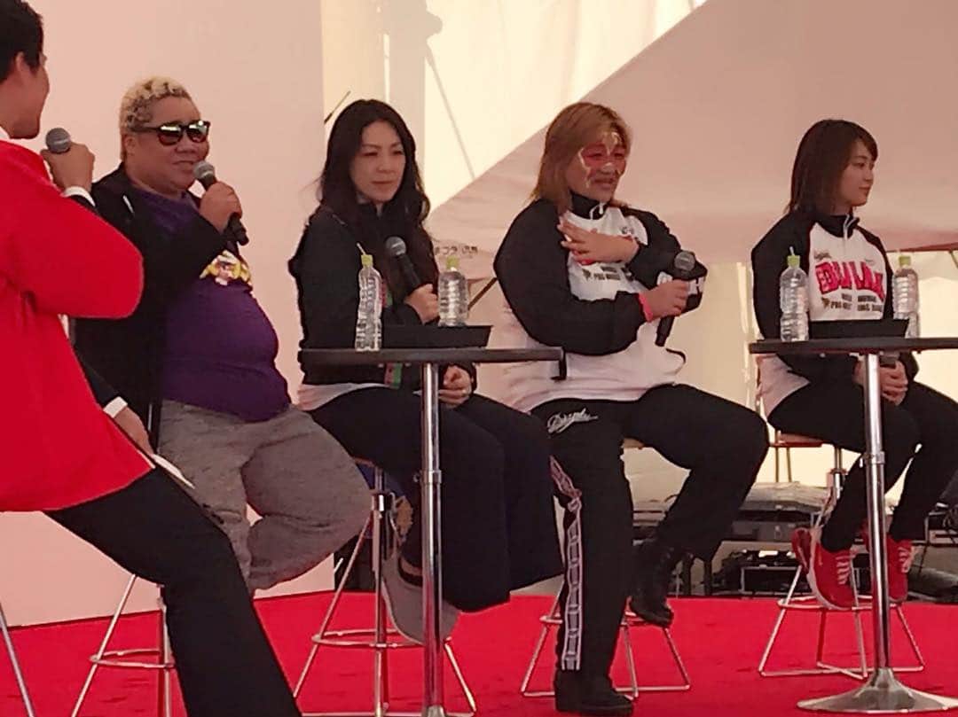 井上貴子のインスタグラム：「こちらは先日の熊本での トークショーの写真^ ^  あさってなんだけど 「W井上のゆるーいイベント」 やりまーーすよーーん^ ^ 《場所》 あかゆ 東京都 品川区小山4-1-6ファーストOKビル1F  0364524294 《日時》 3月22日（金）20時～ 貴子さんの声がかれるか🎤 京子さんが酔いつぶれるまで🍾 《料金》 通常料金 飲み歌い放題 ９０分 男性 5000円 女性 3000円 ・御予約出来ます。 ・フード持ち込み大歓迎 ・W井上とスタッフが頂くドリンクは別料金になります。 ・カラオケデュエット&写真撮影無料 ・満席の場合、御予約なくいらっしゃったお客様は入店できない場合があります。ご了承下さい。  とゆーことでーす^ ^  Happyで^ ^  #井上貴子  #LLPWX #女子プロレスラー #井上京子 #W井上 #全日本女子プロレス #あかゆ #W井上のゆるーいイベント #運命の人」