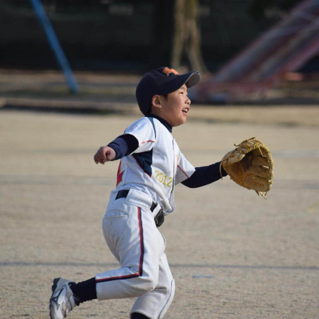 koichan familyさんのインスタグラム写真 - (koichan familyInstagram)「長男くん用夜ご飯。 次男くんはいつも長男くんの半分の量👦🏾👦🏾 ・ ・ チキンの照り焼きは、皮をとってから焼く。本当は豚肉の方が栄養がいいんだけど🐷 ・ ・ いつも赤の野菜より緑の野菜を意識する。栄養価が高いほうれん草とワカメは必ず毎日。 ・ ・ チキンの照り焼き やっこオクラのせ 納豆 ほうれん草のお浸し かぼちゃの煮物 ひじきの煮物 ワカメのお味噌汁 小エビの炊き込みご飯 ・ ・ 身体よ大きくなーれ!!! ・ ・ ・ #野球飯#少年野球#少年野球の母#少年野球ママ#3年生#1年生#新4年生#新2年生#男の子ママ#兄弟#夜ご飯#おうちごはん#和食#日本食#身体づくり」3月20日 20時29分 - koichan5.5