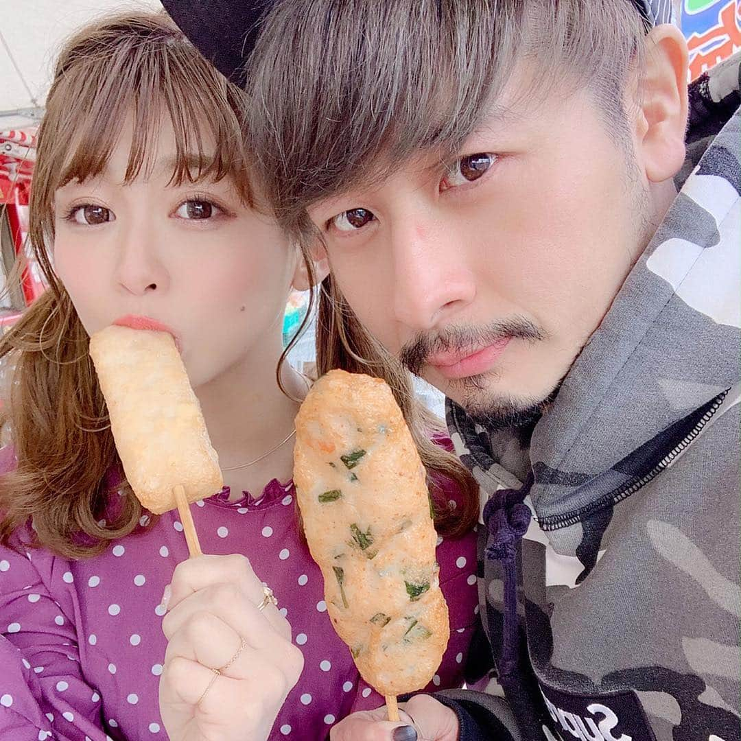 りなてぃさんのインスタグラム写真 - (りなてぃInstagram)「﻿ ﻿ ﻿ ﻿ 伊豆旅行❤︎ 〜続き〜﻿ ﻿ ﻿ ﻿ いちごファクトリー🍓﻿ インスタで見て、絶対行きたかったところ！！﻿ ﻿ ﻿ 店内いちごまみれで幸せだったぁ🥺💓﻿ パフェ🍨とかアイス🍦とかいちごの串🍓とか﻿ タピオカ🥤とかいろいろあったよ〜！！﻿ ﻿ ちなみにわたしは...﻿ いちごバウム串と、いちごとミルク？のアイスと﻿ タピオカミルクティー🤤ペロリ🤤﻿ ﻿ 甘いもの、そんなに量は食べれないけど﻿ ちょびちょび食べちゃう癖あって🤭﻿ 最近甘いものほとんどやめてたんだけど﻿ 旅行中はそんなん気にしてられないよね🤣﻿ ﻿ ホテルのデザートでも🍰食べた🥺💓﻿ ﻿ ﻿ ﻿ ﻿ でね！わたしサービスエリア小さい頃からだいっすきで﻿ 旅行の楽しみの１つでもあるんだけど﻿ この日屋台とかもあって﻿ チーズのはんぺん🧀めちゃくちゃ美味しかった🤦🏻‍♀️﻿ ﻿ 普段あっても多分食べないのに﻿ なんで屋台見ると﻿ あんな食べたくなるんだろうね🤦🏻‍♀️💓﻿ ﻿ ﻿ あと３１はだいすきな﻿ ストロベリーチーズケーキ🤤﻿ ﻿ ﻿ それからだいすきなラスク見つけて即買い💓﻿ 治一郎っていうお店わかる？﻿ ﻿ 治一郎のラスクめちゃくちゃおいしいの！﻿ 見つけたらぜひ食べてみてほしい！﻿ ﻿ でもこのラスク治一郎ってどこにも書いてないんだけど、﻿ 治一郎のバウムクーヘンとかと一緒においてあったし﻿ 味も同じ気がするから、多分、きっと、、そうだよね🤔？（笑）﻿ ﻿ ﻿ 食べもののことばっかり書いちゃってるから最後に🤭﻿ 「寸又峡」って行ったことある？﻿ ﻿ まず、とにかく橋まで歩くから歩きやすい靴で行くのがおすすめ！﻿ あと、まぁまぁ橋細いから、怖い人にはおすすめしない！（笑）﻿ ﻿ わたし高いところも平気だし﻿ 風強かったからちょっとびびってたけど🤭﻿ めちゃくちゃ楽しかったよ💓﻿ ﻿ ﻿ ぜひ伊豆行くときは参考にしてくださいなん💓﻿ ﻿ ﻿ ﻿ #ootd#outfit#code#coordinate ﻿﻿﻿﻿﻿﻿﻿﻿﻿﻿﻿ #style #code #fashion  #hair #hairstyle ﻿﻿﻿﻿﻿﻿﻿﻿﻿﻿﻿ #haircolor #hairarrange﻿﻿﻿﻿﻿﻿﻿﻿﻿ #hairmake #make #makeup ﻿﻿﻿﻿﻿﻿﻿﻿﻿﻿﻿ #ヘアアレンジ  #ヘアスタイル #ヘアメイク #メイク﻿﻿﻿﻿﻿﻿﻿﻿﻿﻿﻿ #伊豆旅行 #伊豆 #パノラマパーク #BakeryTable #ベーカリーテーブル﻿ #いちごファクトリー #バウムクーヘン #いちご ﻿」3月20日 20時23分 - rinatea_25