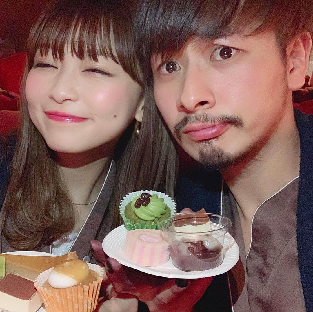 りなてぃさんのインスタグラム写真 - (りなてぃInstagram)「﻿ ﻿ ﻿ ﻿ 伊豆旅行❤︎ 〜続き〜﻿ ﻿ ﻿ ﻿ いちごファクトリー🍓﻿ インスタで見て、絶対行きたかったところ！！﻿ ﻿ ﻿ 店内いちごまみれで幸せだったぁ🥺💓﻿ パフェ🍨とかアイス🍦とかいちごの串🍓とか﻿ タピオカ🥤とかいろいろあったよ〜！！﻿ ﻿ ちなみにわたしは...﻿ いちごバウム串と、いちごとミルク？のアイスと﻿ タピオカミルクティー🤤ペロリ🤤﻿ ﻿ 甘いもの、そんなに量は食べれないけど﻿ ちょびちょび食べちゃう癖あって🤭﻿ 最近甘いものほとんどやめてたんだけど﻿ 旅行中はそんなん気にしてられないよね🤣﻿ ﻿ ホテルのデザートでも🍰食べた🥺💓﻿ ﻿ ﻿ ﻿ ﻿ でね！わたしサービスエリア小さい頃からだいっすきで﻿ 旅行の楽しみの１つでもあるんだけど﻿ この日屋台とかもあって﻿ チーズのはんぺん🧀めちゃくちゃ美味しかった🤦🏻‍♀️﻿ ﻿ 普段あっても多分食べないのに﻿ なんで屋台見ると﻿ あんな食べたくなるんだろうね🤦🏻‍♀️💓﻿ ﻿ ﻿ あと３１はだいすきな﻿ ストロベリーチーズケーキ🤤﻿ ﻿ ﻿ それからだいすきなラスク見つけて即買い💓﻿ 治一郎っていうお店わかる？﻿ ﻿ 治一郎のラスクめちゃくちゃおいしいの！﻿ 見つけたらぜひ食べてみてほしい！﻿ ﻿ でもこのラスク治一郎ってどこにも書いてないんだけど、﻿ 治一郎のバウムクーヘンとかと一緒においてあったし﻿ 味も同じ気がするから、多分、きっと、、そうだよね🤔？（笑）﻿ ﻿ ﻿ 食べもののことばっかり書いちゃってるから最後に🤭﻿ 「寸又峡」って行ったことある？﻿ ﻿ まず、とにかく橋まで歩くから歩きやすい靴で行くのがおすすめ！﻿ あと、まぁまぁ橋細いから、怖い人にはおすすめしない！（笑）﻿ ﻿ わたし高いところも平気だし﻿ 風強かったからちょっとびびってたけど🤭﻿ めちゃくちゃ楽しかったよ💓﻿ ﻿ ﻿ ぜひ伊豆行くときは参考にしてくださいなん💓﻿ ﻿ ﻿ ﻿ #ootd#outfit#code#coordinate ﻿﻿﻿﻿﻿﻿﻿﻿﻿﻿﻿ #style #code #fashion  #hair #hairstyle ﻿﻿﻿﻿﻿﻿﻿﻿﻿﻿﻿ #haircolor #hairarrange﻿﻿﻿﻿﻿﻿﻿﻿﻿ #hairmake #make #makeup ﻿﻿﻿﻿﻿﻿﻿﻿﻿﻿﻿ #ヘアアレンジ  #ヘアスタイル #ヘアメイク #メイク﻿﻿﻿﻿﻿﻿﻿﻿﻿﻿﻿ #伊豆旅行 #伊豆 #パノラマパーク #BakeryTable #ベーカリーテーブル﻿ #いちごファクトリー #バウムクーヘン #いちご ﻿」3月20日 20時23分 - rinatea_25