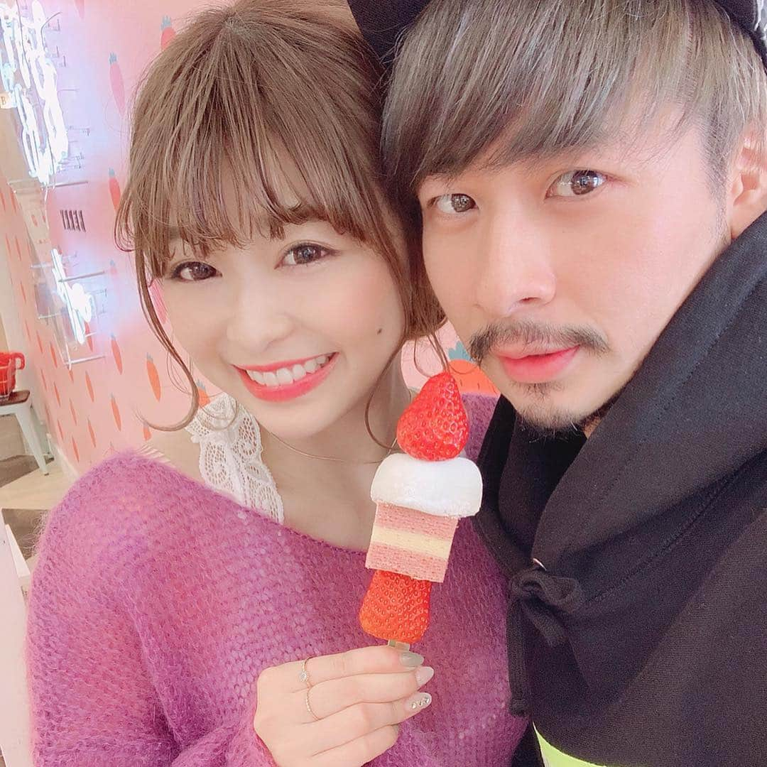 りなてぃさんのインスタグラム写真 - (りなてぃInstagram)「﻿ ﻿ ﻿ ﻿ 伊豆旅行❤︎ 〜続き〜﻿ ﻿ ﻿ ﻿ いちごファクトリー🍓﻿ インスタで見て、絶対行きたかったところ！！﻿ ﻿ ﻿ 店内いちごまみれで幸せだったぁ🥺💓﻿ パフェ🍨とかアイス🍦とかいちごの串🍓とか﻿ タピオカ🥤とかいろいろあったよ〜！！﻿ ﻿ ちなみにわたしは...﻿ いちごバウム串と、いちごとミルク？のアイスと﻿ タピオカミルクティー🤤ペロリ🤤﻿ ﻿ 甘いもの、そんなに量は食べれないけど﻿ ちょびちょび食べちゃう癖あって🤭﻿ 最近甘いものほとんどやめてたんだけど﻿ 旅行中はそんなん気にしてられないよね🤣﻿ ﻿ ホテルのデザートでも🍰食べた🥺💓﻿ ﻿ ﻿ ﻿ ﻿ でね！わたしサービスエリア小さい頃からだいっすきで﻿ 旅行の楽しみの１つでもあるんだけど﻿ この日屋台とかもあって﻿ チーズのはんぺん🧀めちゃくちゃ美味しかった🤦🏻‍♀️﻿ ﻿ 普段あっても多分食べないのに﻿ なんで屋台見ると﻿ あんな食べたくなるんだろうね🤦🏻‍♀️💓﻿ ﻿ ﻿ あと３１はだいすきな﻿ ストロベリーチーズケーキ🤤﻿ ﻿ ﻿ それからだいすきなラスク見つけて即買い💓﻿ 治一郎っていうお店わかる？﻿ ﻿ 治一郎のラスクめちゃくちゃおいしいの！﻿ 見つけたらぜひ食べてみてほしい！﻿ ﻿ でもこのラスク治一郎ってどこにも書いてないんだけど、﻿ 治一郎のバウムクーヘンとかと一緒においてあったし﻿ 味も同じ気がするから、多分、きっと、、そうだよね🤔？（笑）﻿ ﻿ ﻿ 食べもののことばっかり書いちゃってるから最後に🤭﻿ 「寸又峡」って行ったことある？﻿ ﻿ まず、とにかく橋まで歩くから歩きやすい靴で行くのがおすすめ！﻿ あと、まぁまぁ橋細いから、怖い人にはおすすめしない！（笑）﻿ ﻿ わたし高いところも平気だし﻿ 風強かったからちょっとびびってたけど🤭﻿ めちゃくちゃ楽しかったよ💓﻿ ﻿ ﻿ ぜひ伊豆行くときは参考にしてくださいなん💓﻿ ﻿ ﻿ ﻿ #ootd#outfit#code#coordinate ﻿﻿﻿﻿﻿﻿﻿﻿﻿﻿﻿ #style #code #fashion  #hair #hairstyle ﻿﻿﻿﻿﻿﻿﻿﻿﻿﻿﻿ #haircolor #hairarrange﻿﻿﻿﻿﻿﻿﻿﻿﻿ #hairmake #make #makeup ﻿﻿﻿﻿﻿﻿﻿﻿﻿﻿﻿ #ヘアアレンジ  #ヘアスタイル #ヘアメイク #メイク﻿﻿﻿﻿﻿﻿﻿﻿﻿﻿﻿ #伊豆旅行 #伊豆 #パノラマパーク #BakeryTable #ベーカリーテーブル﻿ #いちごファクトリー #バウムクーヘン #いちご ﻿」3月20日 20時23分 - rinatea_25