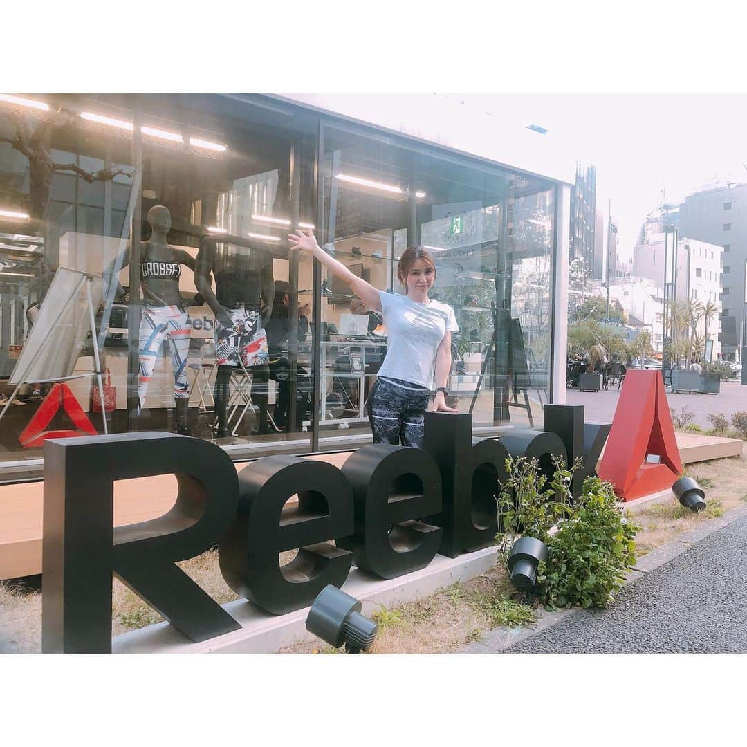 Emiさんのインスタグラム写真 - (EmiInstagram)「今日もクロスフィットに行って来たよ🙋‍♀️✨ 私は虎ノ門店に通っているのだけど ここは皆さんすごく楽しそうで雰囲気が良いんです❣️ 強く美しい身体を目指してる方ばかり😆 良い刺激をいただいてきました😍 今日は初めてパワースナッチの練習をしたよ〜 フォームも丁寧に教えてくれる🥺 難しいけどもっと頑張ろう･:*+.\(( °ω° ))/.:+ 今、トライアル無料もやっていて、 ストーリーから申し込みページに飛べて 私のクーポンコードを入力してもらえると体験が無料で受けられます💕 ぜひトライしてみてね❣️ クーポンコード☞emi_yoga  #kitaeru #kitaerucrossfittoranomon #crossfit #workout #fitness #トレーニング女子 #トレーニング動画」3月20日 20時24分 - emi_yoga