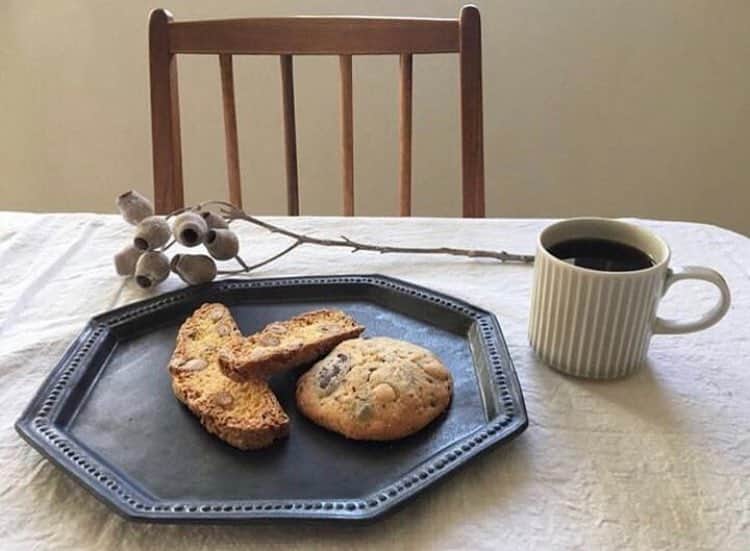 Locariのインスタグラム：「【おうちでコーヒーを飲みながらのんびりと過ごす最高の時間♡そんなひと時に欠かせないのが美味しいクッキー】 photo by @haruiro_m さん . .  #おうちカフェ#ビスコッティ #クッキー #朝ごはん#朝食 #おうちごはん #うちごはん #グルメ #ごはん #ランチ #食卓 #料理 #グルメ #手料理 #ワンプレート #クッキング  #スイーツ #デザート #ケーキ #おやつ #暮らしを楽しむ #豊かな食卓 #クッキングラム #カフェスタグラム #おうちごはんlove#ワンプレート」