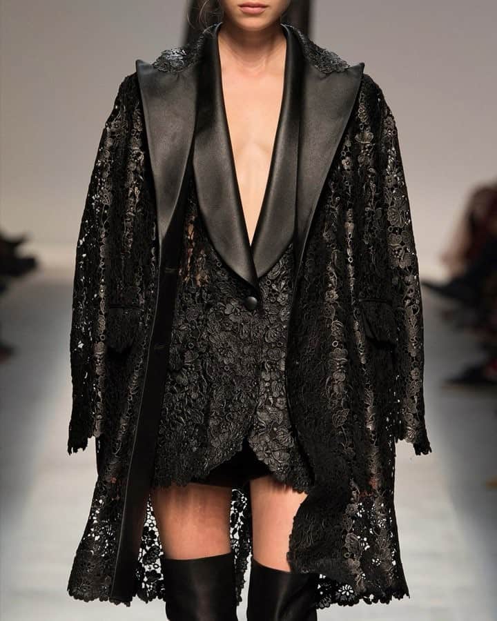 のインスタグラム：「Classy is an understatement. #ScervinoSS19 macramé suit with over the knee leather boots. . . #ErmannoScervino #macrame #fashionshow #catwalk #runwaylook #ss19 #springsummer #handmade #madeinitaly #couture #runway」