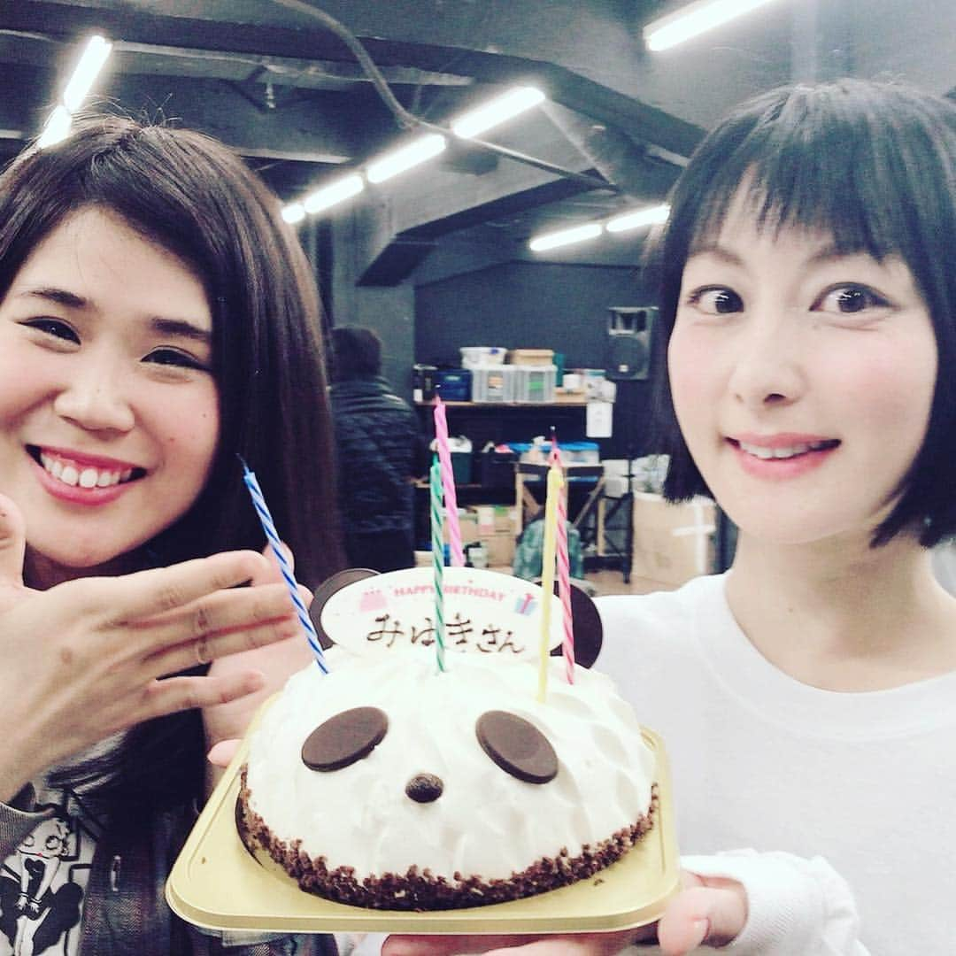 鳥居みゆきさんのインスタグラム写真 - (鳥居みゆきInstagram)「稽古場で誕生日祝ってくれたーーーわーーー  劇団TEAM-ODAC第31回本公演 『浮遊するfitしない者達』 【脚本・演出】笠原哲平(TEAM-ODAC) 【サウンドプロデューサー】blue but white 【主題歌】「over you」（blue but white） ================================ 【劇場】俳優座劇場 〒106-0032 東京都港区六本木4-9-2 http://www.haiyuzagekijou.co.jp/map/ 【出演】  堂本翔平（TEAM-ODAC）  伊藤寧々  塩﨑太智(M!LK)／高品雄基(TEAM-ODAC) 山内圭輔 西原健太（TEAM-ODAC）  仙石みなみ 千代反田美香（TEAM-ODAC） 村野真菜（TEAM-ODAC／五反田タイガー） 木下綾菜(さんみゅ〜) 崎本大海  ジンソク 松本唯（TEAM-ODAC） 小西啓太（TEAM-ODAC） 松浦正太郎  三浦菜々子(真っ白なキャンバス) 佐々木雄治（TEAM-ODAC） 藤巻あおい 上野理  中塚皓平(DIAMOND☆DOGS) もう中学生 鳥居みゆき／川谷修士(２丁拳銃)  モロ師岡 (敬称略)  下記キャストはダブルキャストとなります。（敬称略） ///////////////////////////////////////// 鳥居みゆき／川谷修士(２丁拳銃) 塩﨑太智(M!LK)／高品雄基(TEAM-ODAC) ///////////////////////////////////////// 【公演日程】 2019年4月10日（水）～4月14日（日）≪全８ステージ≫ 4月10日（水） 　18時半(♪) 4月11日（木）13時半(♪)／18時半(♪) 4月12日（金）13時半(★)／18時半(★) 4月13日（土）13時(♪)　／18時(♪) 4月14日（日）14時(●) ———————————– ♪／鳥居みゆきさん・塩﨑太智さん、出演回 ★／川谷修士さん・塩﨑太智さん、出演回 ◉／鳥居みゆきさん・高品雄基さん、出演回 ———————————– ※客席開場は開演の30分前からとなります。 ※ロビー開場及びグッズ販売は開演の1時間前より開始致します。 【チケット発売日】 2019年3月9日(土)AM10:00〜 【チケット】（全席指定） ≪前売券≫ S席 8,500円（特典付き） A席6,500円 ≪当日券≫ S席 9,000円（特典付き） A席 7,000円  是非是非！！！」3月20日 20時27分 - toriimiyukitorii