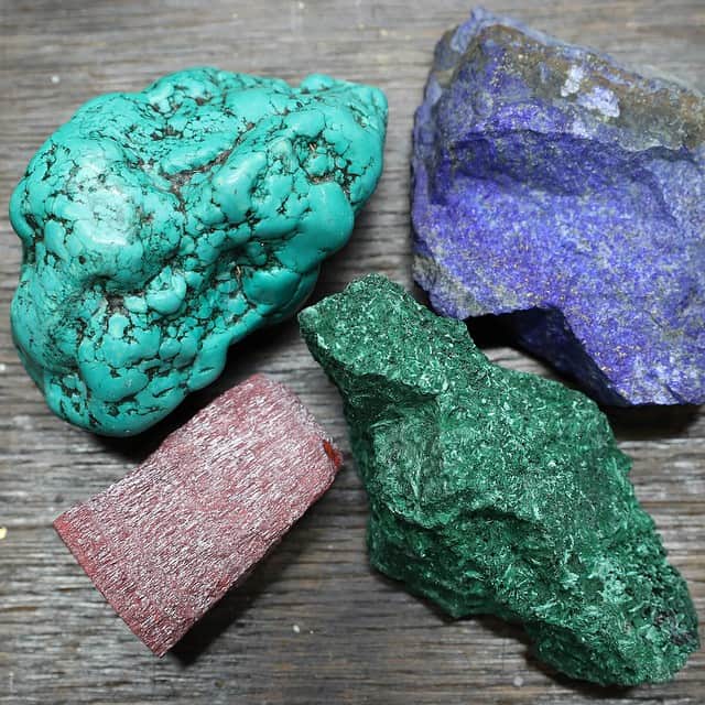 日本経済新聞社さんのインスタグラム写真 - (日本経済新聞社Instagram)「【NIKKEI The STYLE】岩絵具（いわえのぐ）は鉱物を砕いてつくる顔料の一種。鉱物の重さの比重が異なるため天然岩絵具の混色は難しかったのですが、ナカガワ胡粉絵具が開発した京上岩絵具は比重をほぼ統一したことで混色も可能になりました。 #岩絵具 #ナカガワ胡粉絵具」3月20日 20時28分 - nikkei