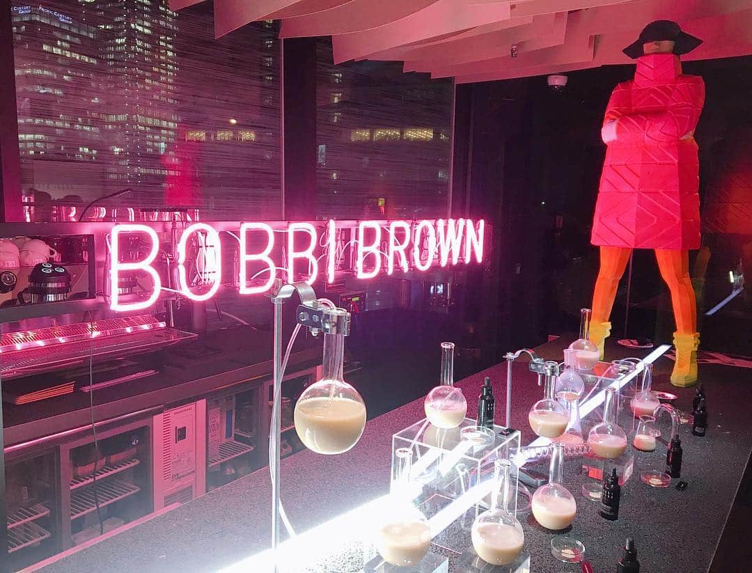 藤後 沙織 とうごさおりさんのインスタグラム写真 - (藤後 沙織 とうごさおりInstagram)「BOBBI BROWN  @bobbibrownjapan インテンシブ スキン セラム ファンデーション4周年記念パーティーにご招待いただいたよ♡ ・ ・ 私もずっと使ってるボビーブラウンのファンデ✔︎ 美容成分含まれてるから使うとお肌にいいことしてる気分☻ 薄づきなのにナチュラルにカバーしてくれて、圧迫感もないから普段使いににぴったりです。 ・ ・ BAさんにカラーを見ていただき、 0か1をおすすめされて、 昔なら絶対明るい方をチョイスしてましたが、最近は浮かないことに重きを置いているので、ワントーン落としたカラ番1にしてみたらこれがしっくり❤️ ・ #美容液ファンデ #ボビイブラウン #pr」3月20日 20時28分 - saori_togo