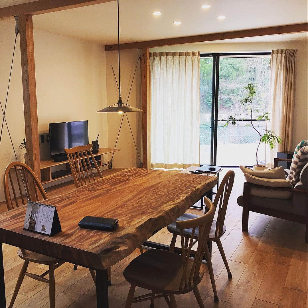 RoomClipJPさんのインスタグラム写真 - (RoomClipJPInstagram)「『一枚板テーブルのある部屋』一点ものの一枚板テーブル。唯一無二の出会いは世代をこえて受け継ぐことができる特別なものに。800枚以上の一枚板の部屋実例を参考にしてみてください⁣⠀ .⁣⠀ Photo:Y.Uni(RoomNo.3884416)▶︎この部屋のインテリアはRoomClipのアプリからご覧いただけます。アプリはプロフィール欄から⁣⠀ .⁣⠀ 投稿イベント開催中です【まもなく終了する投稿イベント】『うちのエアコンはノクリア！〜3/27』『インダストリアルインテリア〜3/31』⁣⠀ .⁣⠀ #RoomClip#interior#interiordesignideas#homedecor#interiors#decorations#instahome#homestyle#homedecoration#homeinterior#homeinspiration#arquitetura#japan#インテリア#部屋#日々#リメイク#リビング#ダイニング#ダイニングテーブル#一枚板#無垢#ペンダントライト#照明#和モダン#柱#梁#アンティーク#ダイニングチェア#フローリング」3月20日 20時37分 - roomclipjp