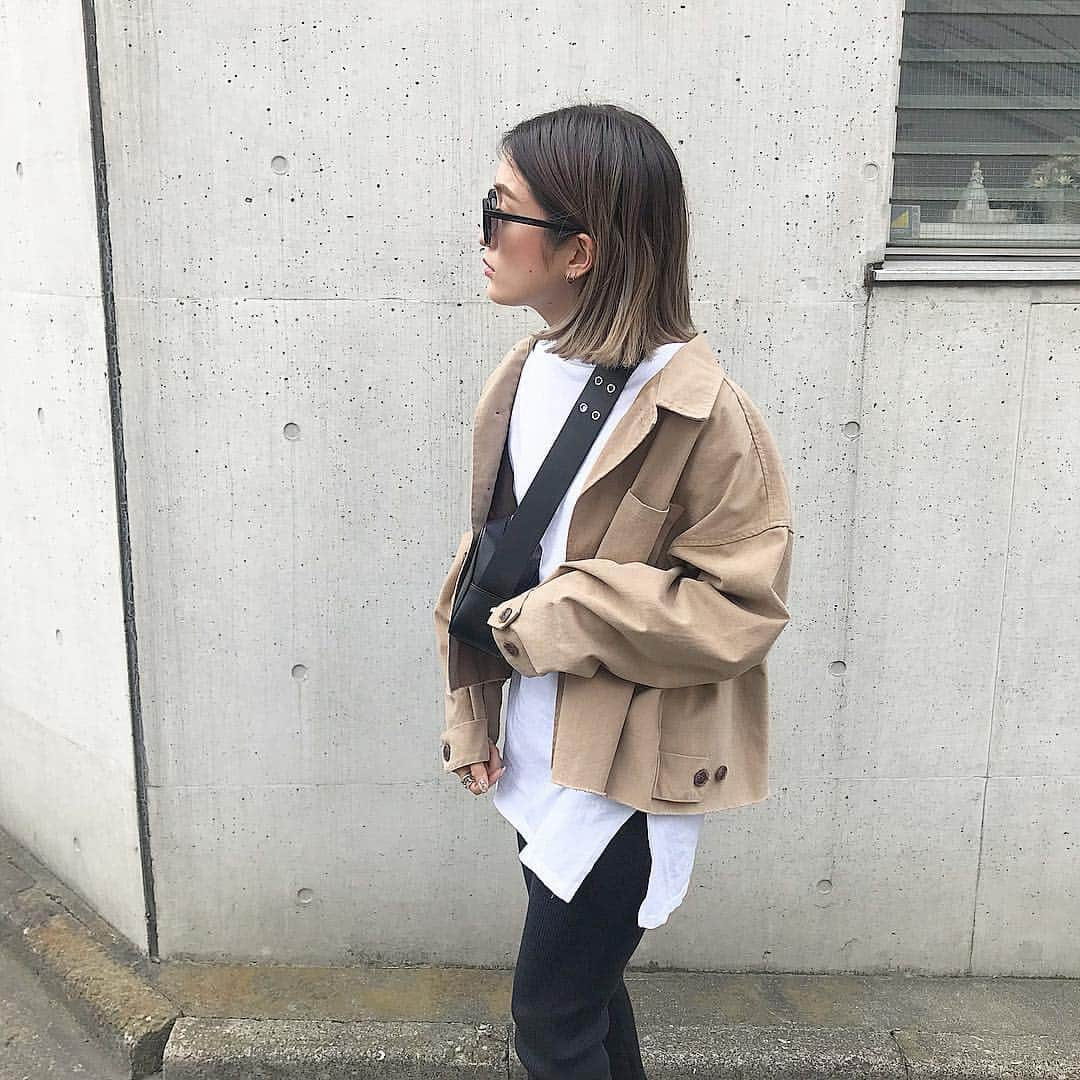 KARENさんのインスタグラム写真 - (KARENInstagram)「. @flugge_official nuance military jacket🥺旅行とか海とか、デイリーにもさらっと着れる羽織り◎色味とかすごくこだわったからやっとあったかくなって着れて嬉しいなぁ☺️ 明日せっかく休みなのに約束してた友達が自分の作った肉団子に食あたりして飲み会なくなる悲劇🤣（笑）全然心配できなくて笑ってごめん🤣でもごめん、なんかダサくてウケる🤣 .  #flugge#flugge_official #fluggesnap #ootd#outfit#fashion#instafashion#ig#casual#coordinate#code#me#emmi#dholic#dholicsnap#bigotre#converse#今日の服#今日のコーデ#今日のコーディネート#コーディネート#カジュアル#ファッション#カジュアルコーデ」3月20日 20時32分 - karen_nrsm