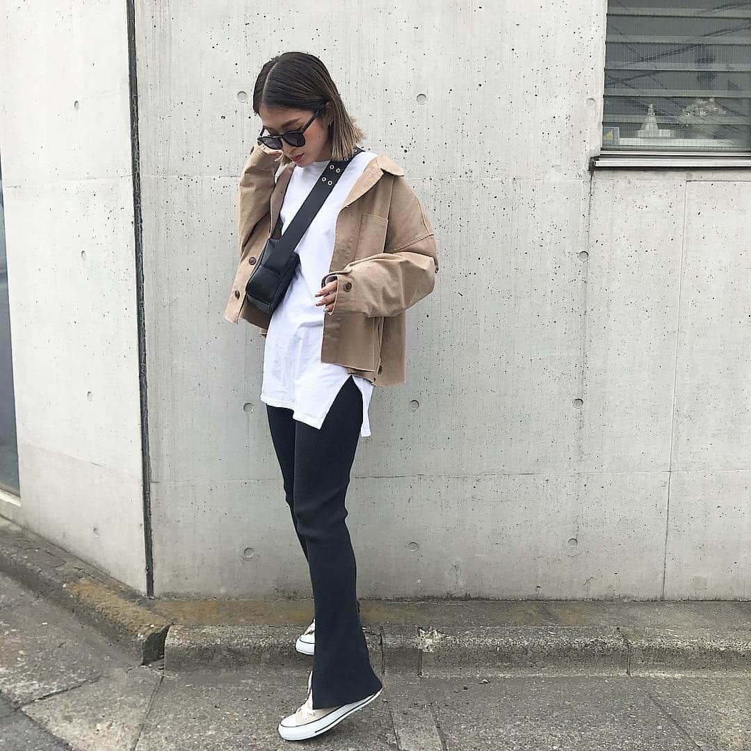 のインスタグラム：「. @flugge_official nuance military jacket🥺旅行とか海とか、デイリーにもさらっと着れる羽織り◎色味とかすごくこだわったからやっとあったかくなって着れて嬉しいなぁ☺️ 明日せっかく休みなのに約束してた友達が自分の作った肉団子に食あたりして飲み会なくなる悲劇🤣（笑）全然心配できなくて笑ってごめん🤣でもごめん、なんかダサくてウケる🤣 .  #flugge#flugge_official #fluggesnap #ootd#outfit#fashion#instafashion#ig#casual#coordinate#code#me#emmi#dholic#dholicsnap#bigotre#converse#今日の服#今日のコーデ#今日のコーディネート#コーディネート#カジュアル#ファッション#カジュアルコーデ」