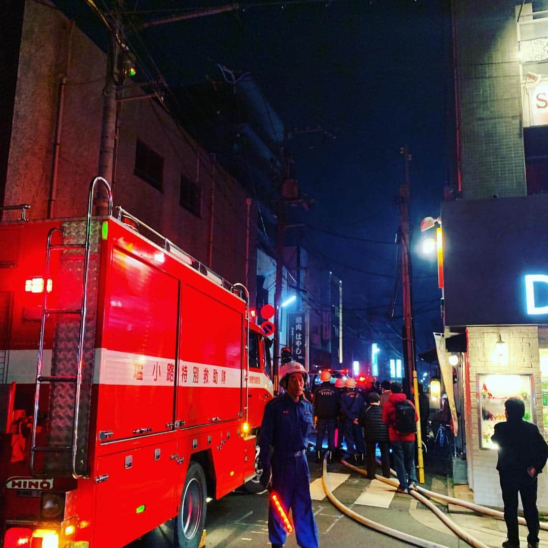 鴨志田由貴のインスタグラム：「焼肉屋行こうと思ったら2Fが火事真っ最中。京都は密集して木造多いから、周りに広がらないか心配。」