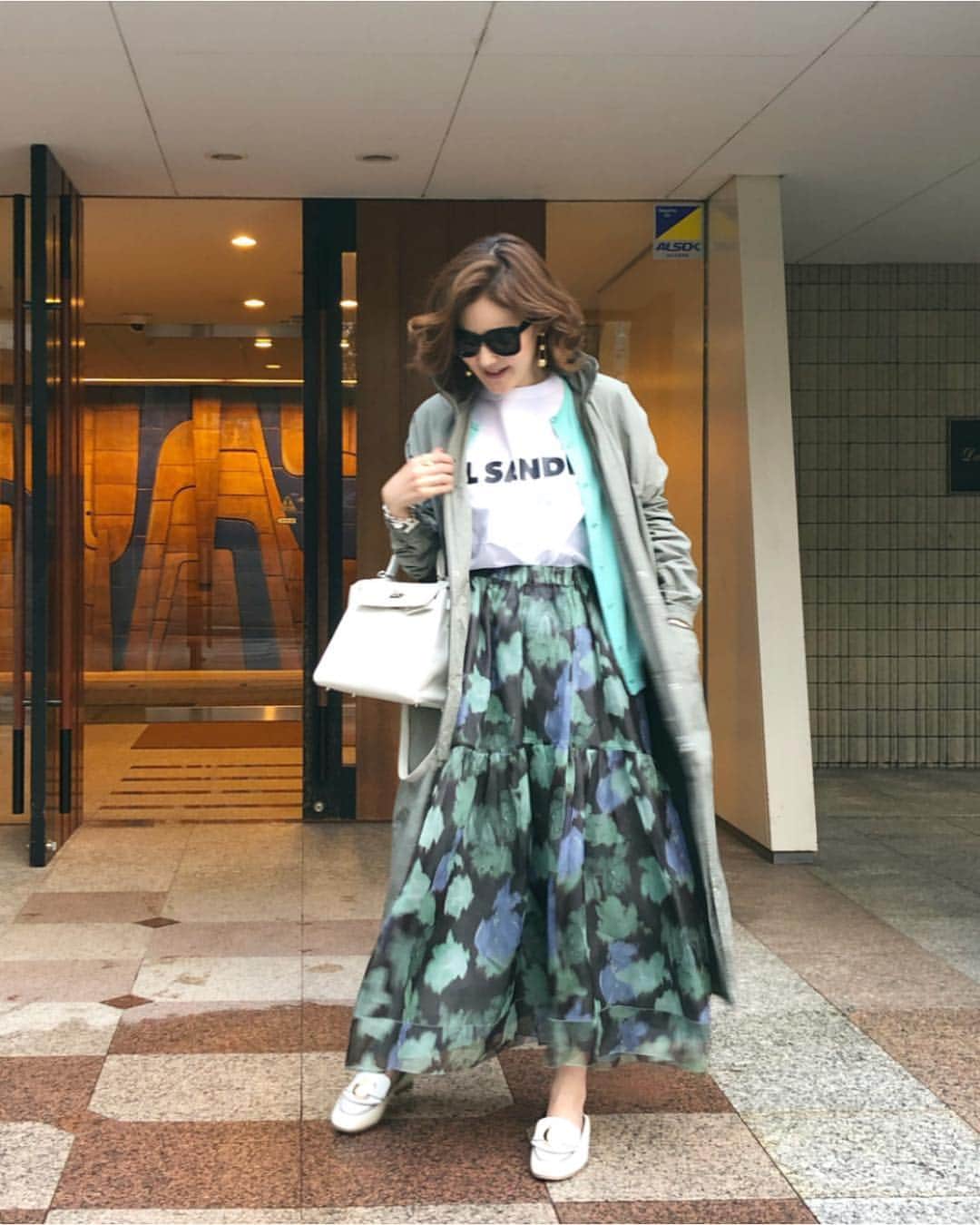 kiyomi medeirosさんのインスタグラム写真 - (kiyomi medeirosInstagram)「この日はカーキの春のアウターを💚🌿 * ロゴTにスカート。 アウターは軽めでリラックスした雰囲気で抜け感を出してみました☘️☺️ * 春の空気感大好きです☀️😘 * * outer…#scye Tシャツ…#jilsander  cardigan…#drawer skirt…#blamink shoes…#chloe bag…#hermes  sunglass…#celine * #fashion#outfit#instafashion#ootd#cordinate#style#ファッション#コーディネート#コーデ#ママコーデ#アスレジャー#khaki#カーキ#スプリングコート#アウター#春コーデ」3月20日 20時34分 - kiyomimedeiros