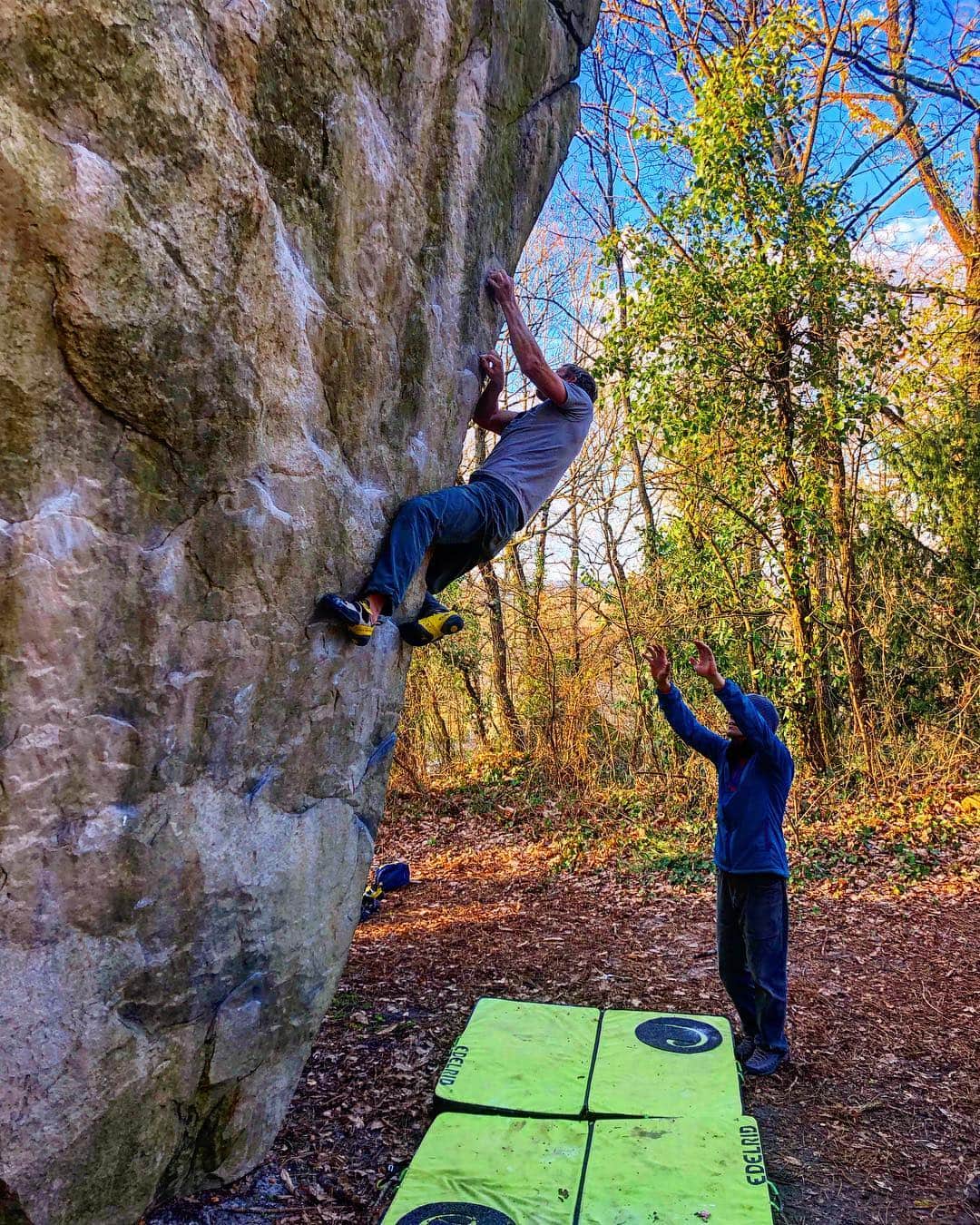トミー・コールドウェルのインスタグラム：「I was the original crag kid. Imagination running wild with my sister in nature while my dad climbed. Occasionally I would tie in to a rope but mostly I was just there because my dad wanted to climb. Having our own kids now, Becca and I wonder sometimes if it’s selfish. Are we doing this for the kids or for ourselves?  But then I remember that many of the things I  value today were built out of being a crag kid.  So maybe it’s both - for the kids and for us. It sure does feel good to be getting fit again!」