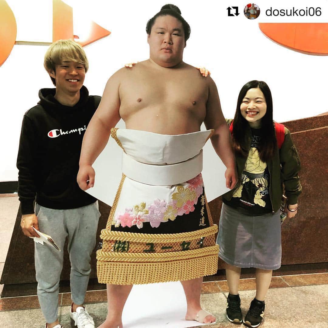 日本相撲協会さんのインスタグラム写真 - (日本相撲協会Instagram)「大関 豪栄道の等身大パネルと記念撮影✨ ＃sumodayを付けて投稿いただいた投稿を場所中、repostさせていただきます！※事前に連絡いたします #相撲 #sumo  #力士 #三月場所 #大阪  #Repost @dosukoi06 with @get_repost ・・・ #sumoday  大相撲大阪場所10日目！ 豪栄道勝ちました！！！ やっと豪栄道の地元で相撲を見れたよ〜🥺✨ あと5日間、勝ち続けてほしい！頑張れ！！！」3月20日 20時40分 - sumokyokai