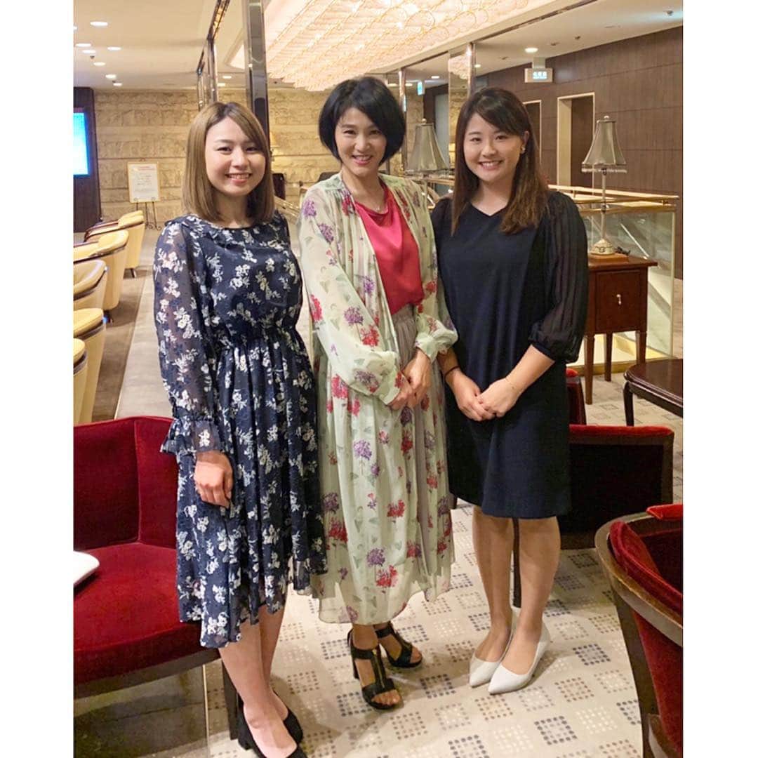 江澤亜弥さんのインスタグラム写真 - (江澤亜弥Instagram)「＊ 昨日は土佐カントリークラブにて PRGRレディスのアフタープロアマでした！ . 私は1番ホールでドラコン対決担当。 私がドラコン…？！←(知る人ぞ知る) と思いましたがだいぶ良くなってきたので ちゃんとお客様と勝負できました🤩笑 . ちなみに動画の服装についてですが なぜかレインウエアのズボンだけ忘れ こんな感じの柄×柄コーデとなっております。 . 夜のパーティーでは一緒に参加した 木本若菜さんと、八上ひかるちゃんと📸」3月20日 20時41分 - aya_ezawa