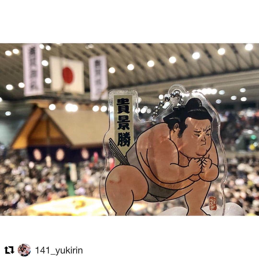 日本相撲協会さんのインスタグラム写真 - (日本相撲協会Instagram)「貴景勝のクリアキーホルダー✨ ＃sumodayを付けて投稿いただいた投稿を場所中、repostさせていただきます！※事前に連絡いたします #相撲 #sumo  #力士 #三月場所 #大阪  #Repost @141_yukirin with @get_repost ・・・ 大相撲☺︎❤︎ ・ ・ この間引退したばかりの押尾川親方と写真撮れたし 力士の人みんな大きくて 迫力もすごいし 貴景勝 結びの1番で横綱に勝ったし 大大大満足でした〜〜 やっぱり相撲おもしろい〜🎌 🎌 以上 渋々すぎる趣味投稿  #大相撲春場所 #sumoday #相撲」3月20日 20時42分 - sumokyokai