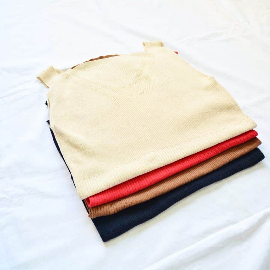 のインスタグラム：「. . JOHNBULL tanktop lot.ZC436 / ¥8,000+tax . コットン100%の肌触りの良いリブ編みタンクトップ。 透けずに、シルエットを拾わない程よいゆとりできて頂けるので色違いで揃えたくなる定番トップスです。 . .  #johnbull #johnbullprivatelabo #onlinestore #tanktop #summepgpknit #newarrival #newin #springfashion #coordinate #fashion  #ジョンブル #ジョンブルプライベートラボ #タンクトップ #キャミソール #コーディネート #スタイリング #定番アイテム #春の新作 #新作入荷 #2019ss」