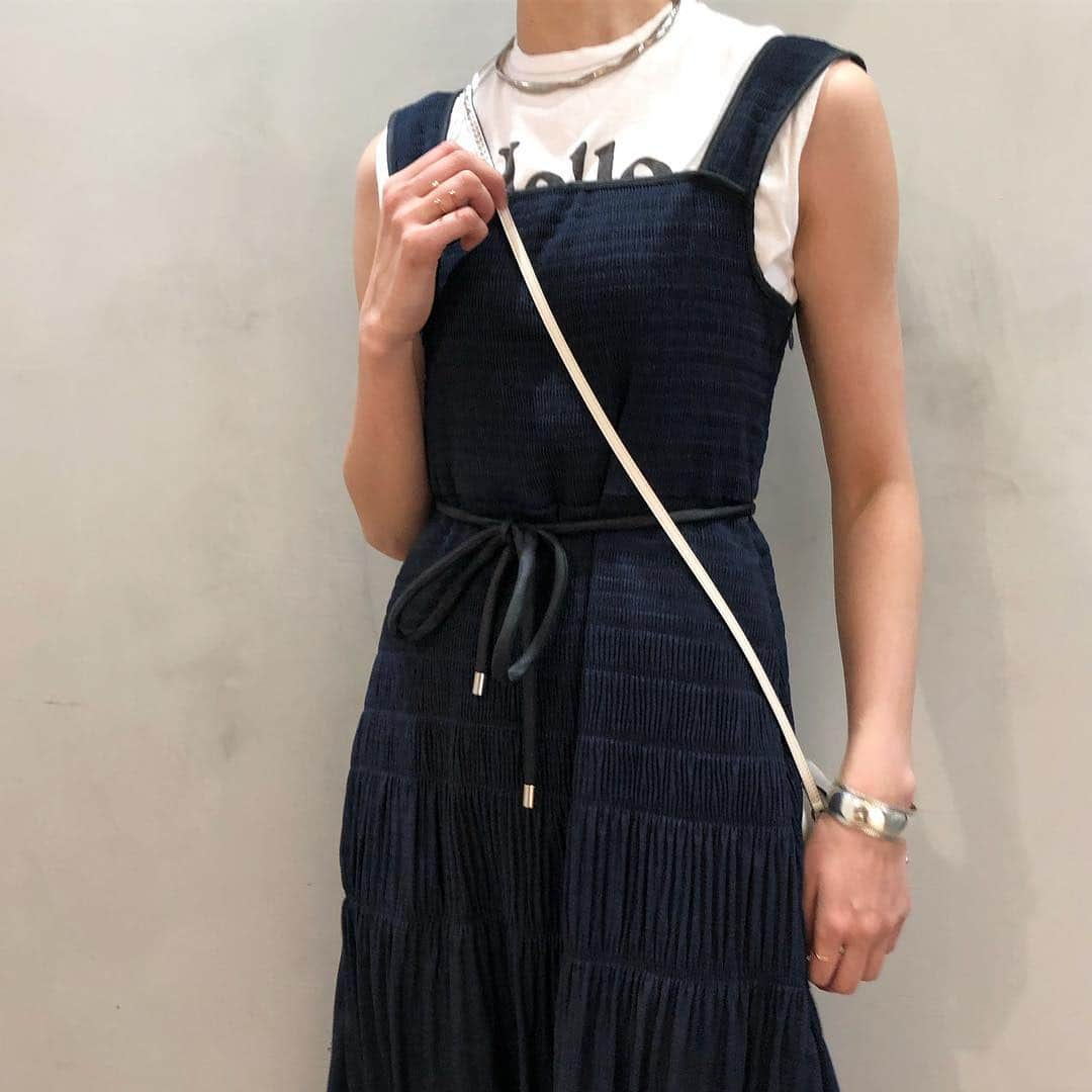 【ANN DE ARKさんのインスタグラム写真 - (【ANN DE ARKInstagram)「【NEW ARRIVAL】 ・ Ron Hermanより新入荷のプリーツワンピース。 ダークネイビーの色味とレザーのウエストリボンが上品な印象です。 ・ Ron Herman/プリーツOP/¥58,320/Sサイズ着用 ・ モデル身長（167cm） ・ お問い合わせはこちらから ⬇︎⬇︎⬇︎⬇︎ @ann_de_ark '' ・  #ronherman #ロンハーマン #pellico #jandmdavidson  #philippeaudibert  #style #styling #new #19ss #spring #summer #fashion #コーデ #コーディネート #womenswear  #coordinate  #ファッション #レディース #ショップ #栃木 #宇都宮 #anndeark #arknets」3月20日 20時45分 - ann_de_ark