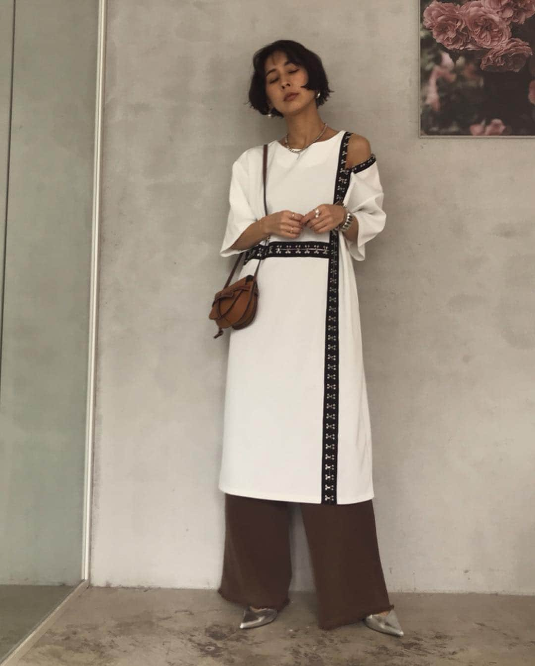 黒石奈央子さんのインスタグラム写真 - (黒石奈央子Instagram)「あめりふく。 . HOOK & I SLIT DRESS ¥13800+tax 3/22 TWILL BASIC PT ¥13800+tax 3/15 . 鍵ホックなトップスは前にご紹介したカーキ、ホワイト、そしてテラコッタの三色展開だよ！ 今回はスリット部分を占めて肩だけ開けてみました！ .  @ameri_shinjuku @amerivintage @ameri_daikanyama #ameri#amerivintage #fashion #coordinate#ootd#outfit#osanposnap #705_outfit #大人ファッション #大人コーディネート #大人スタイル #modestyle #modefashion#modecasual」3月20日 20時56分 - blackstone705