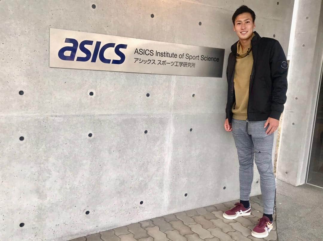 綿貫陽介のインスタグラム：「アシックススポーツ工学研究所に行って来ました！足や動きの計測をしてきました👣今日は一日オフでしたがしっかり動きまくりました😬アシックス皆様の製品への情熱が伝わってきてこんな素敵な靴で戦える事を嬉しく思います！ここまで信頼のおける靴は他にないと自信を持って言えます！是非一度履いて下さい！ #asics #アシックス #オニツカタイガー #テニス #プロテニスプレイヤーのオフ #研究所 #楽しかったです☺️」