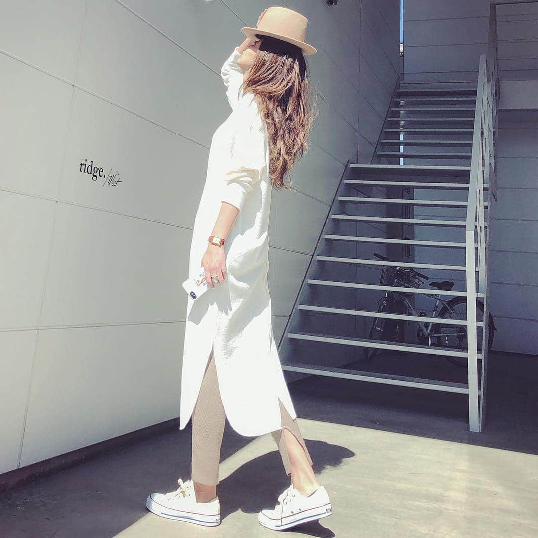 のインスタグラム：「beige × white  サーマルのワンピースに ニットレギンス ハット に コンバース…と ベージュ×ホワイトで☺︎ ワンピースは前後ろどちらもOKな 2wayでボタン後ろが私は好き♪ ニットレギンスは色味も肌触りも 履き心地も良い優秀さ♪」