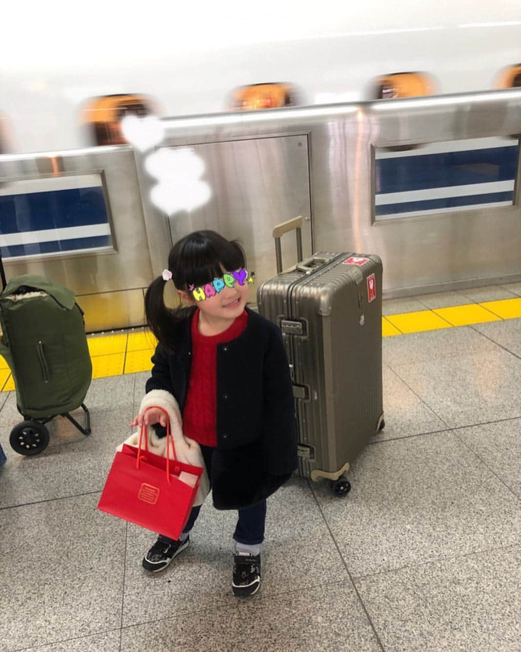 蜂矢有紀さんのインスタグラム写真 - (蜂矢有紀Instagram)「🚅👭💕 ・ 幼稚園の修了式を終えて そのまま実家へ帰省🥳 今回は、ママと２人なので 新幹線で帰りました🚅🌟 ・ 娘の春休みは👧🌸 じぃじばぁばのおうちと🏡 旅行など盛り沢山\( ˆoˆ )/✨ ・ #帰省 #愛知県 #母娘 #二人旅 #4才 #楽しみにしてた #新幹線 #🚅 #春休み #年少さん #お楽しみがいっぱい」3月20日 20時51分 - yuki.h1218