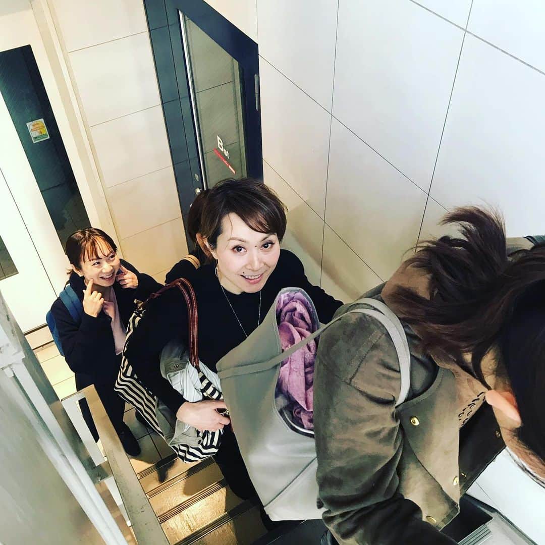 間々田佳子のインスタグラム：「ニコニコしながら 体幹、お尻つかって階段登る❣️ これもレッスンの一環です！  #間々田佳子 #表情筋研究家 #顔ヨガ #姿勢を整える #印象アップ #笑顔プロジェクト #顔ヨガ水曜日レッスン銀座 #みんな頑張ってる！」