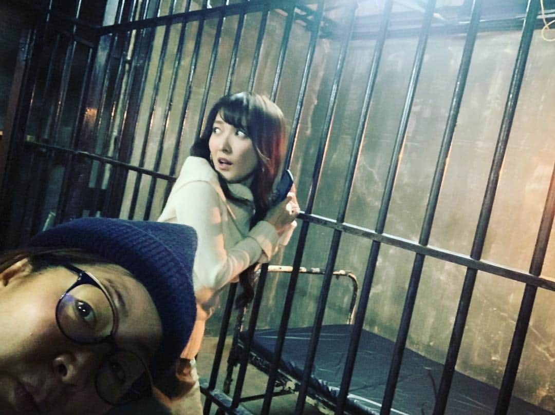 大澤有紗さんのインスタグラム写真 - (大澤有紗Instagram)「絶対撮っちゃうやつ。笑 撮影の為にフロアで借りてたスタジオの奥が牢獄になってて、 看守(名前を呼んでもう一度)としてはテンション上がらずにはいられなかった🤤 メイクの京子さんの神がかった表情をご堪能ください🤭✨ そして、グリーンブックを見ようと小走りで映画館むかったら、満席やった…。 アカデミー賞なめたらあかんかった…。 悔しいから髪染めにいったった…。 そんな水曜日です。  #グリーンブック #アカデミー賞 #満席 #そりゃそやな  #スタジオ #撮影 #ここどこ」3月20日 20時53分 - arisa_osawa_official