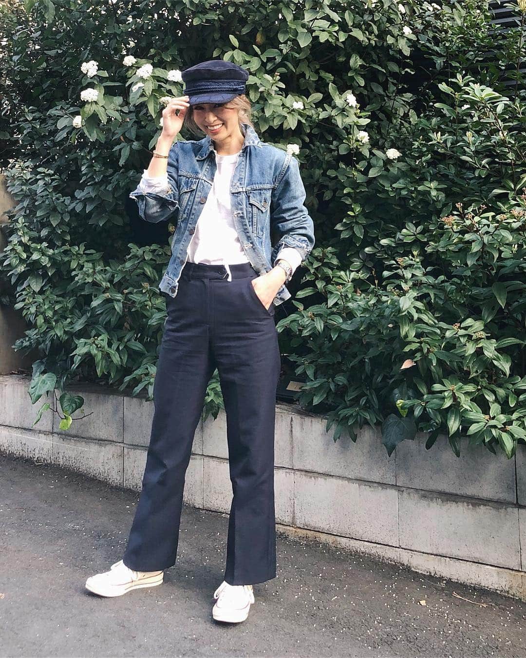 のインスタグラム：「ネイビーのトラウサーズ👖 ビリッビリのジージャンに白T合わせ✨ デニム以外のパンツを積極的に履くようにしてる最近🥰 #ootd #outfit #denimjacket #hanes #tee #trousers #mensfashion #thefrankieshop #converse #chucktaylor #chucktaylor70s #fashion #vintage #ericore」