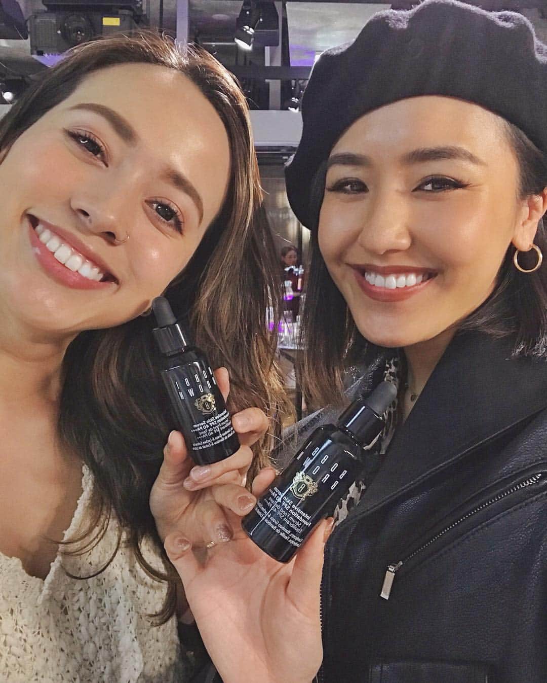 Tattyのインスタグラム：「@miokato3306 と一緒に @bobbibrownjapan の インテンシブスキンセラムファンデの 4周年記念パーティーへ😌💄 ボビーの世界観たっぷりな会場で ボビーのヘアメイクさん達に 自分の肌色やこれからの季節に合わせてファンデーションのタッチアップをしてもらい、 カラバリ11色の中から 私は04番のナチュラルを選択😌 SPF40(PA++++)で、 保湿成分,スキンケア成分配合のファンデーションなのでナチュラルな仕上がり☺️ 個人的にこのサイズ感がすごい好き(笑) . ご招待いただきありがとうございました🙇‍♂️✨ #美容液ファンデ #ボビイブラウン #BOBBIBROWN #pr #インテンシブスキンセラムファンデーション #4周年」