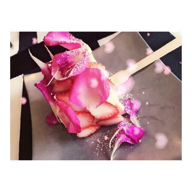 牧内莉亜さんのインスタグラム写真 - (牧内莉亜Instagram)「. お花のケーキ🎂 かわいすぎる〜〜❤︎ 友達がサプライズパーティーしてくれたよ！ . お誕生日投稿のコメントありがとうございました☺︎ 正解はお菓子の城🏰 . #birthdaycake #pink #flower」3月20日 21時03分 - ria_makiuchi_official