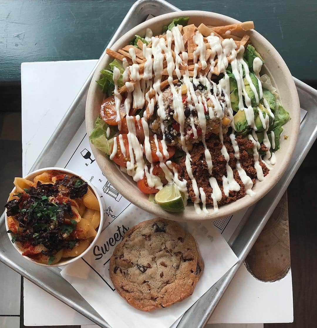 Zanna Van Dijkさんのインスタグラム写真 - (Zanna Van DijkInstagram)「Lunching at @eatbychloe 🌱 I always go hard at this place - the food is just too damn good 😍 Right here we have my favourite bowl - the quinoa taco bowl. If you haven’t had it you’re missing out! 🥑 Then a side of mac & cheese with vegan bacon 🥓 Oh and of course a chocolate chip cookie 🍪 If that isn’t fabulous fuel for hump day I don’t know what is 🐪😂 #eatbychloe #ad #veganeats #veganldn #londonvegan #plantbased」3月20日 21時03分 - zannavandijk