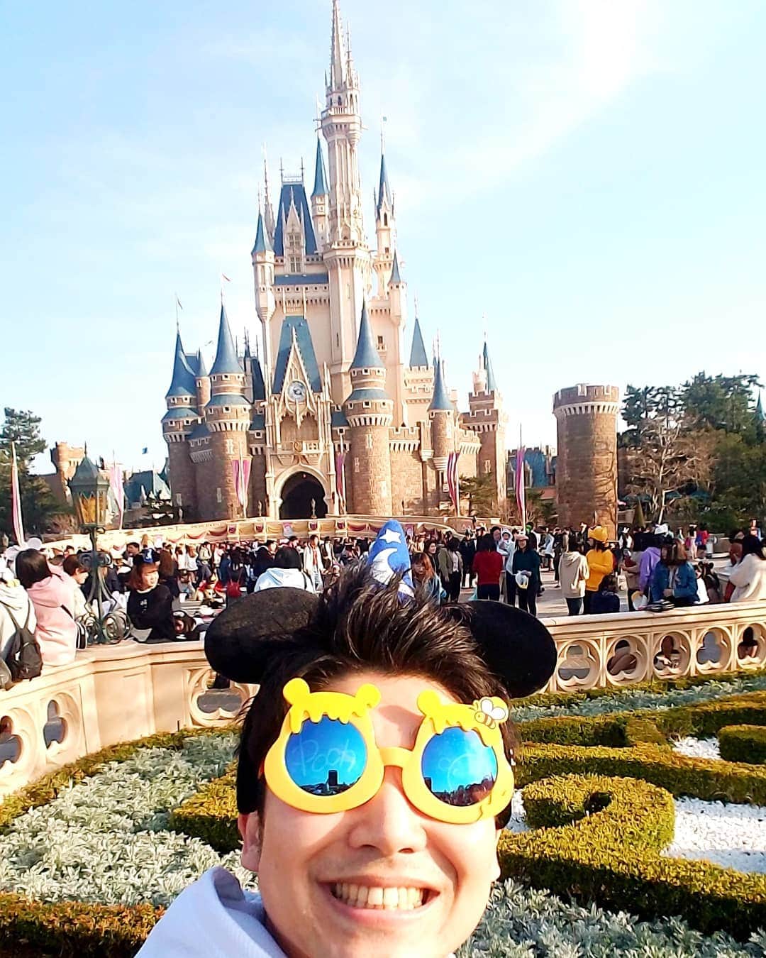レイチェルのインスタグラム：「今年初のディズニー。  てか、めっちゃ久しぶりのランドへ行ってきましたよ！  今日は学生さんも多かったし、思いきって制服で行ったらよかったな。  とぉ～か言っちゃってぇーーー！！！！！😁😁😁😁💨💨💨💨💨🎶🎶🎶🎶🎶✨✨✨✨✨」