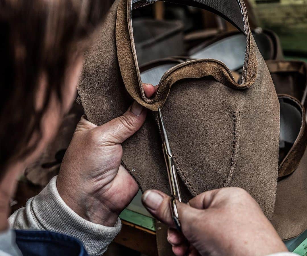 のインスタグラム：「In The Making – Camden in Mushroom Suede . The Closing room machinists are highly skilled, requiring excellent hand-eye coordination. Here, the binding is being carefully stitched to the upper of the Camden. . #crockettandjones #madetobeworn #inthemaking #craft #factory #northampton #ss19 #loafer」