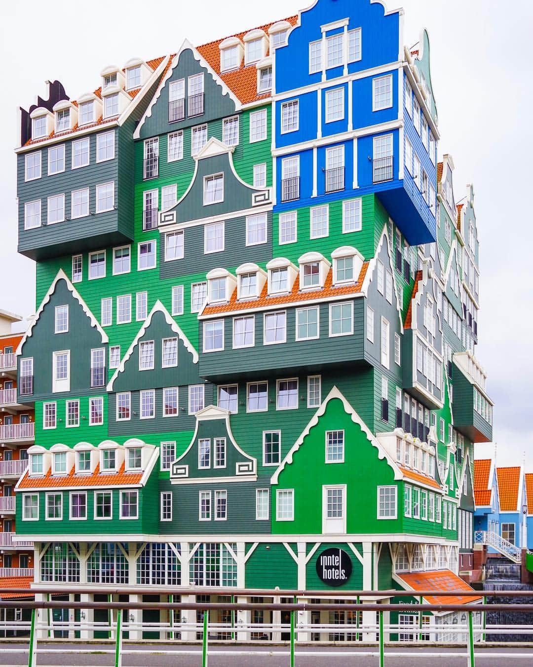 田島知華さんのインスタグラム写真 - (田島知華Instagram)「【Netherlands🇳🇱Zaandam】 ザーンダムにあるおもちゃのようなホテル。 見ているだけでワクワクする！ 旅をする中で面白い建築をたくさん見てきましたが、 このホテルは特に印象に残ったデザイン。 オランダは各地にこういった ユニークな建物がいくつもあるので、 建築をめぐる旅も楽しめます。 Copyright © TAJIHARU  PENTAX K-1 MarkⅡ HD PENTAX-D FA 28-105mmF3.5-5.6ED DC WR _ #たじはるトリップ #TAJIHARU_netherlands #オランダ #ザーンダム #アムステルダム #女子旅 #旅ガール #カメラ女子 #netherlands #holland #zaandam #amsterdam #inntelhotels #beautifulhotels #igerseurope #igersholland #igersamsterdam #tophollandphoto #topamsterdamphoto #topeuropephoto #visitholland #wonderful_places #beautifuldestinations #beautifulplace #discoverglobe #discoverearth #discover_earthpix #bestcitybreaks #citybestpics」3月20日 21時07分 - haruka_tajima